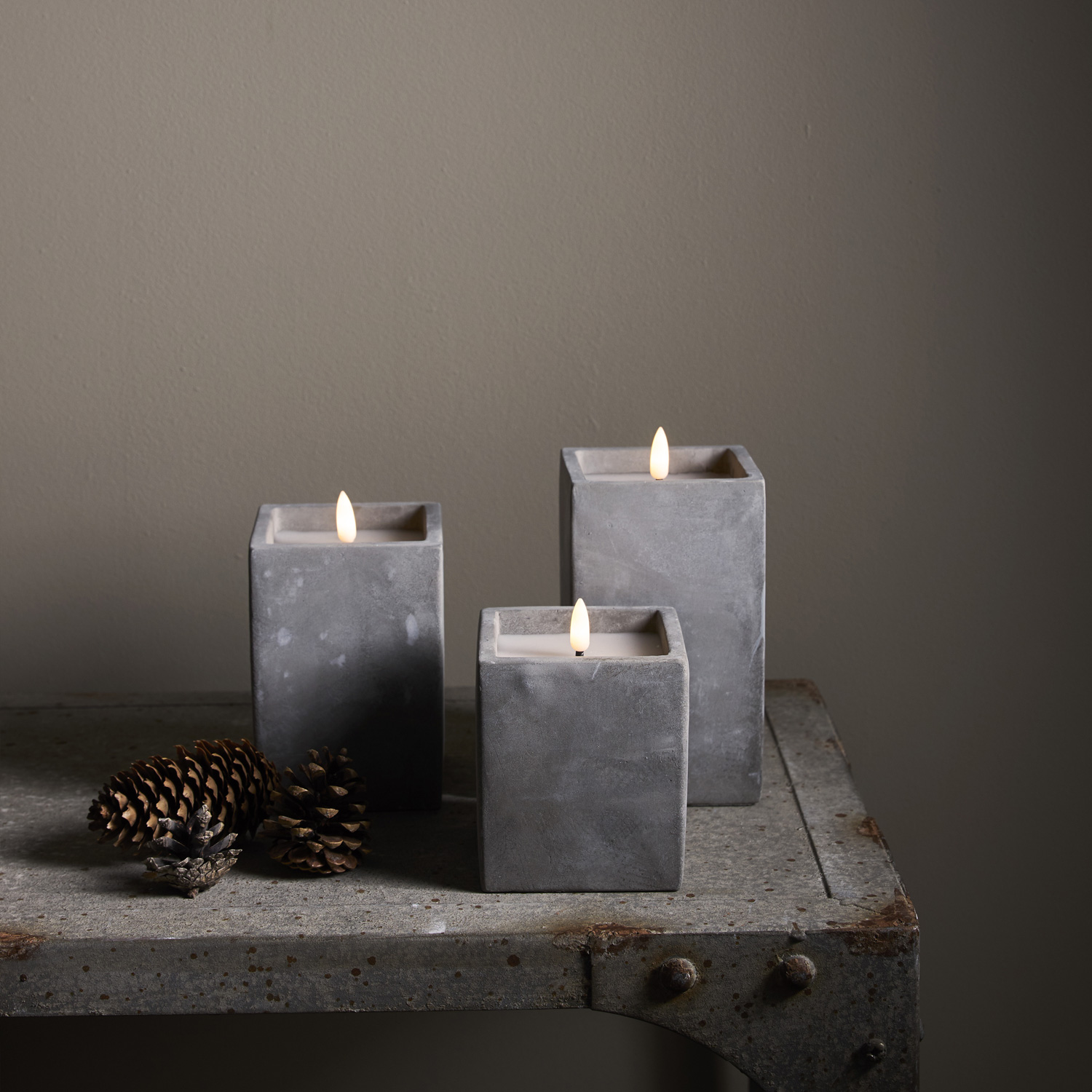 LED Kerze Flamme in Betontoptik - Zement/Echtwachs - flackernde 3D Flamme - Timer - H: 16,5cm - grau LED Kerze Flamme in Betontoptik - Zement/Echtwachs - flackernde 3D Flamme - Timer - H: 16,5cm - grau