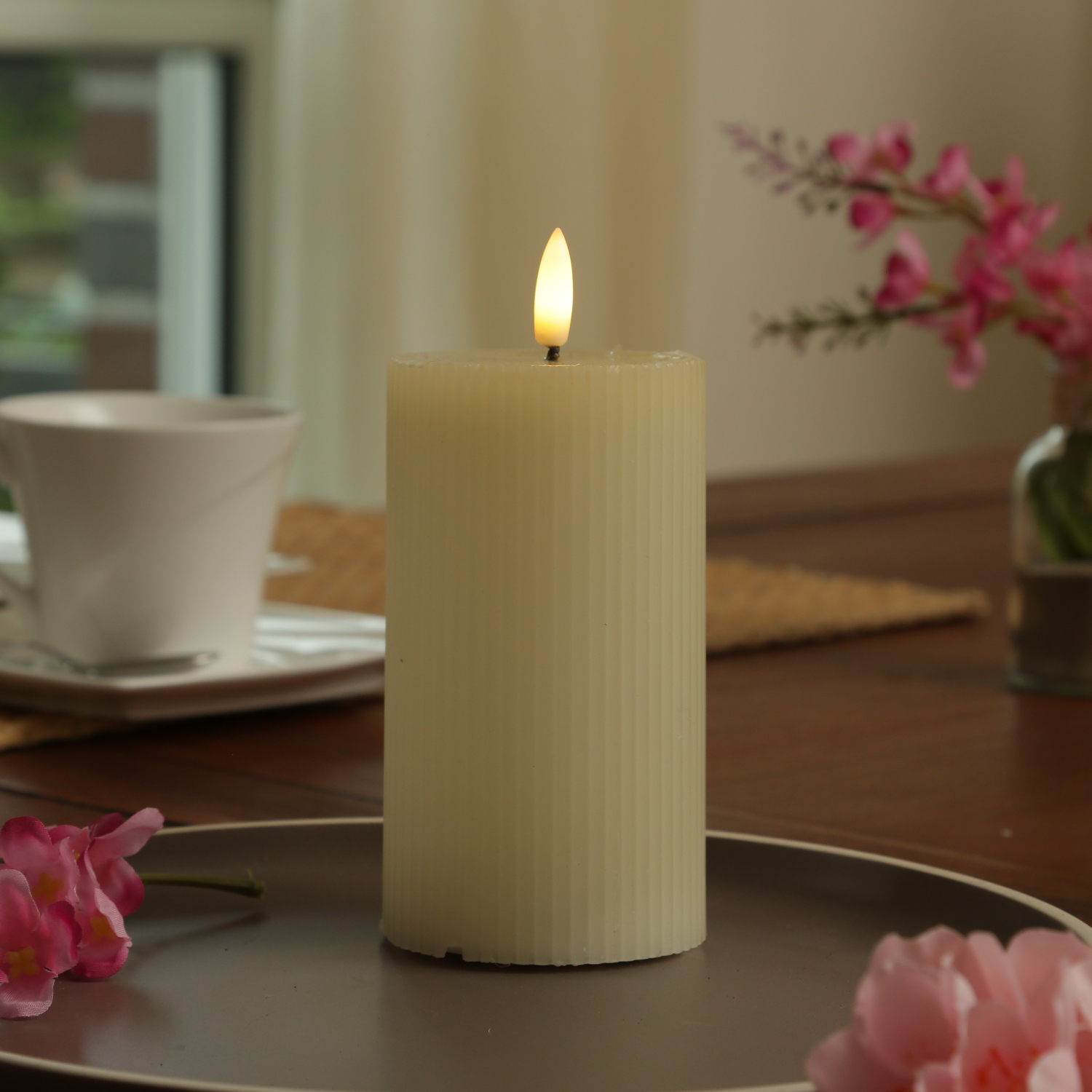 LED Kerze LIV - gerillt - Echtwachs - warmweiße 3D Flamme - H: 15,5cm - D: 7cm - Timer - creme