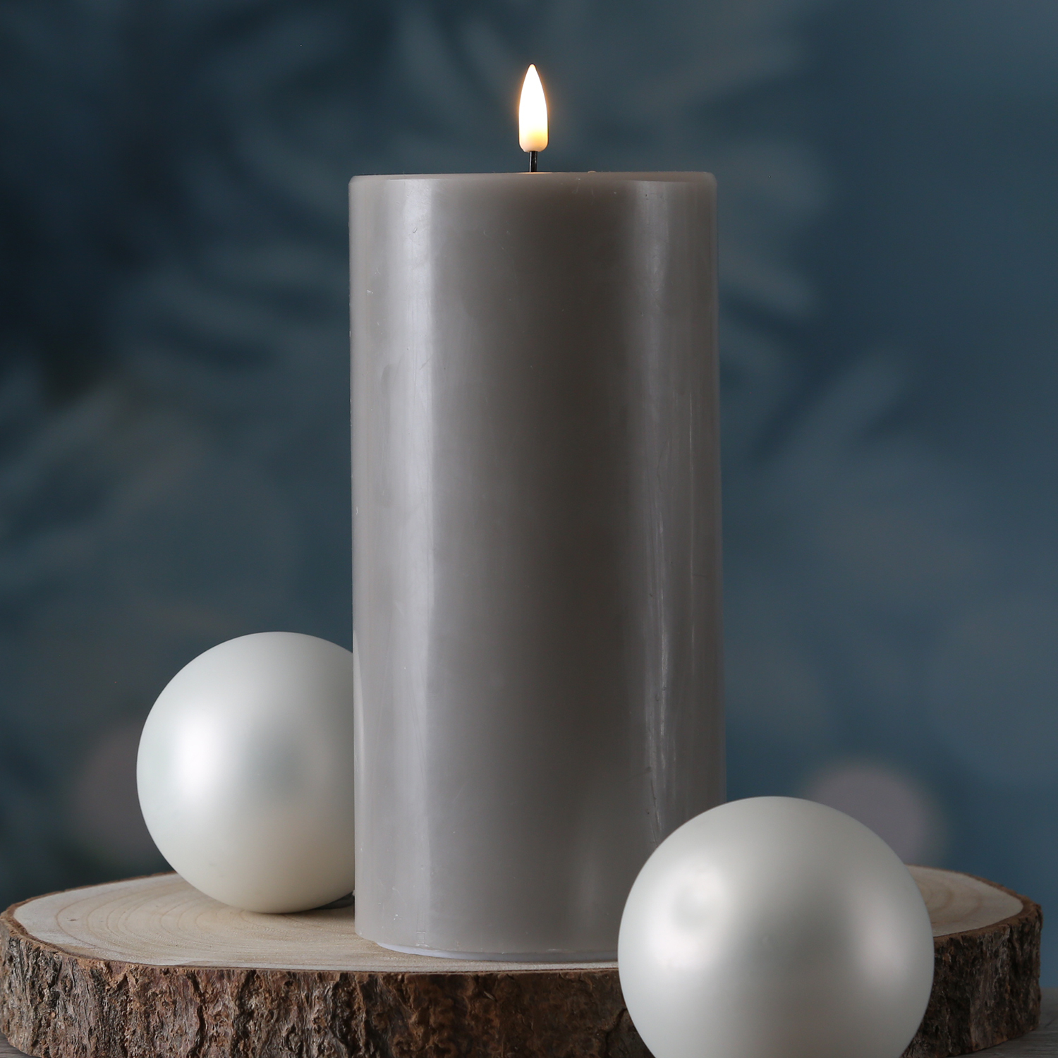 LED Stumpenkerze MIA - Echtwachs - realistische 3D Flamme - H: 20cm - D: 10cm - sand/taupe LED Stumpenkerze MIA - Echtwachs - realistische 3D Flamme - H: 20cm - D: 10cm - sand/taupe