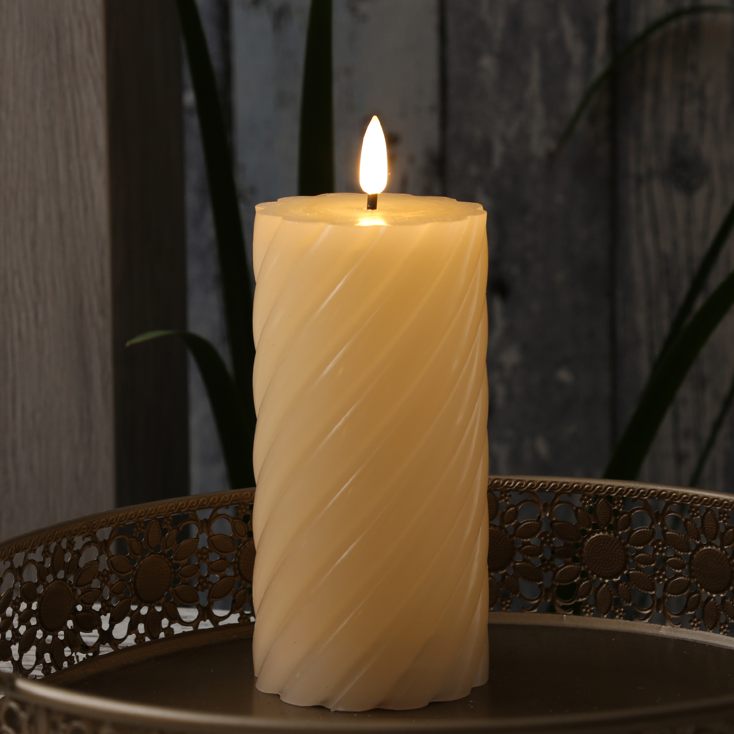 LED Stumpenkerze SWIRL - Echtwachs - warmweiße 3D Flamme - H: 15cm - Batterie - Timer - creme LED Stumpenkerze SWIRL - Echtwachs - warmweiße 3D Flamme - H: 15cm - Batterie - Timer - creme