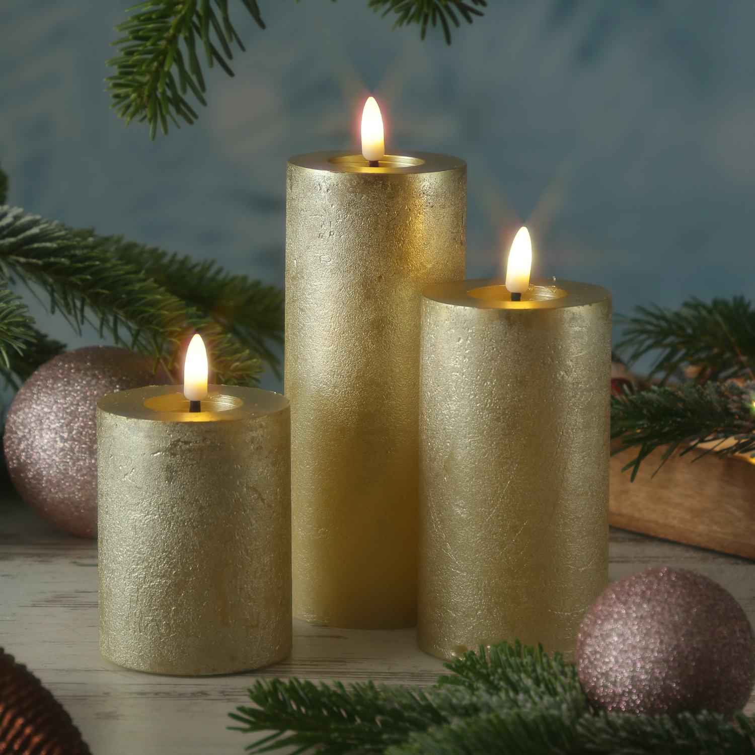 LED Kerzenset LINA - Rustik-Optik - Echtwachs - 3D Flamme - 3 Größen - Timer - gold - 3er Set LED Kerzenset LINA - Rustik-Optik - Echtwachs - 3D Flamme - 3 Größen - Timer - gold - 3er Set