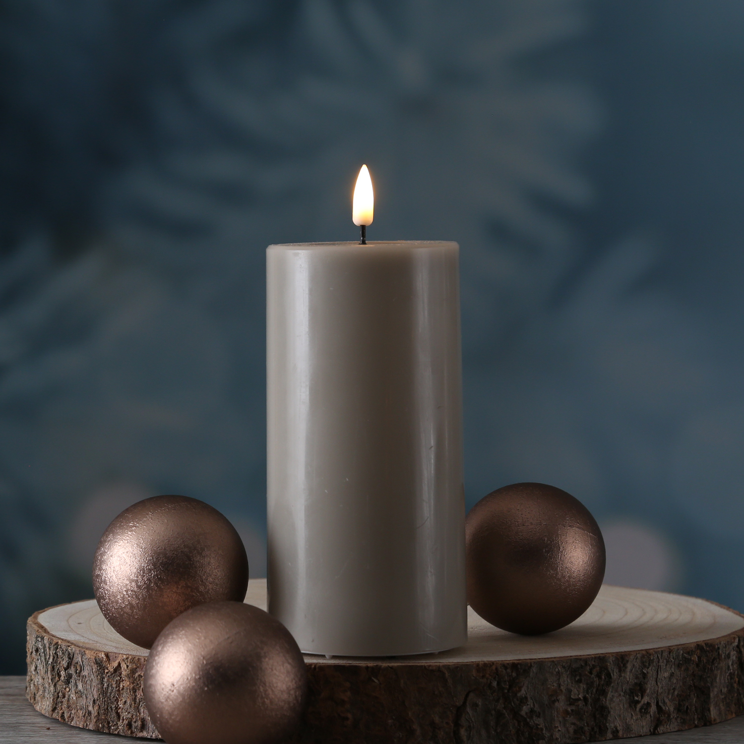 LED Stumpenkerze MIA - Echtwachs - realistische 3D Flamme - H: 15cm - D: 7,5cm - sand/taupe LED Stumpenkerze MIA - Echtwachs - realistische 3D Flamme - H: 15cm - D: 7,5cm - sand/taupe