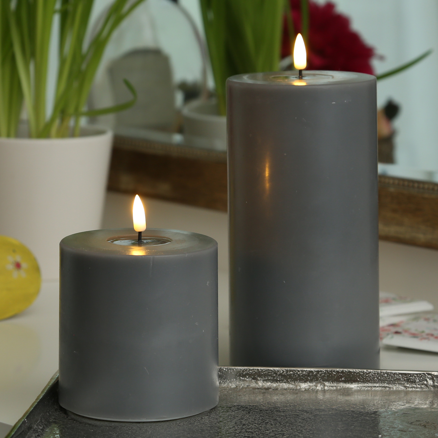 LED Stumpenkerze MIA - Echtwachs - realistische 3D Flamme - H: 20cm D:10cm - Batteriebetrieb - grau LED Stumpenkerze MIA - Echtwachs - realistische 3D Flamme - H: 20cm D:10cm - Batteriebetrieb - grau