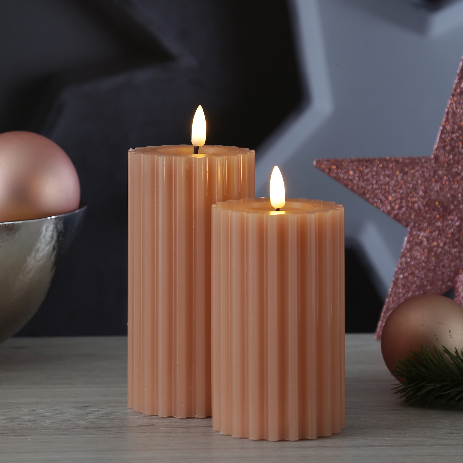 LED Kerze LIV - gerillt - Echtwachs - warmweiße 3D Flamme - H: 17,5cm - D: 7,5cm - Timer - altrosa LED Kerze LIV - gerillt - Echtwachs - warmweiße 3D Flamme - H: 17,5cm - D: 7,5cm - Timer - altrosa