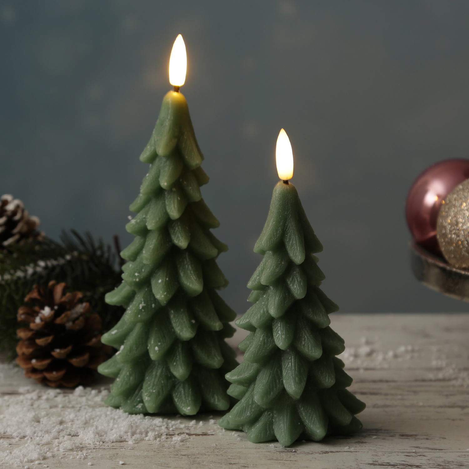 LED Kerze Tannenbaum - Echtwachs - 3D Flamme - H: 19cm - Timer - grün LED Kerze Tannenbaum - Echtwachs - 3D Flamme - H: 19cm - Timer - grün