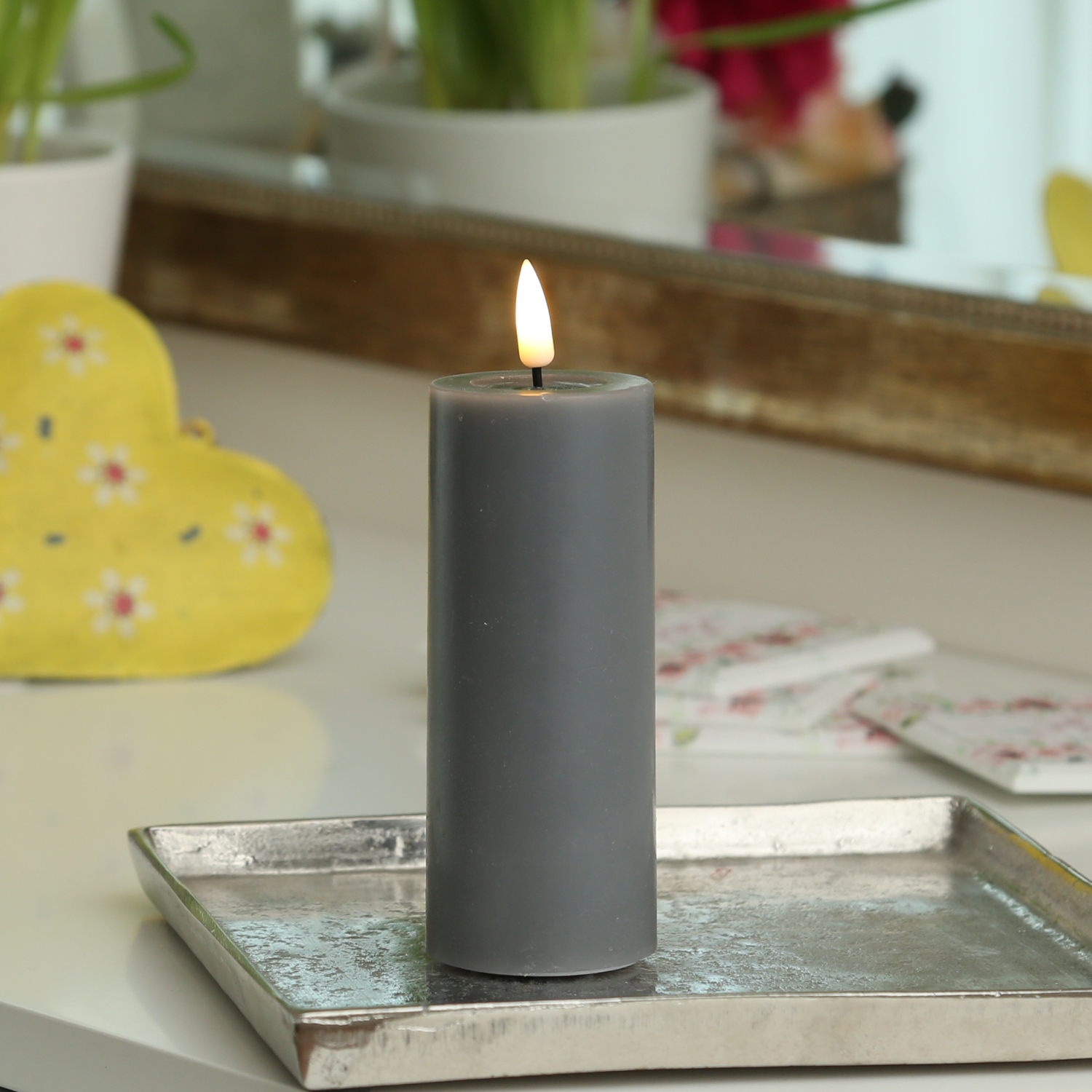 LED Stumpenkerze MIA - Echtwachs - realistische 3D Flamme - H: 12,5cm D: 5cm - Batterie - grau LED Stumpenkerze MIA - Echtwachs - realistische 3D Flamme - H: 12,5cm D: 5cm - Batterie - grau
