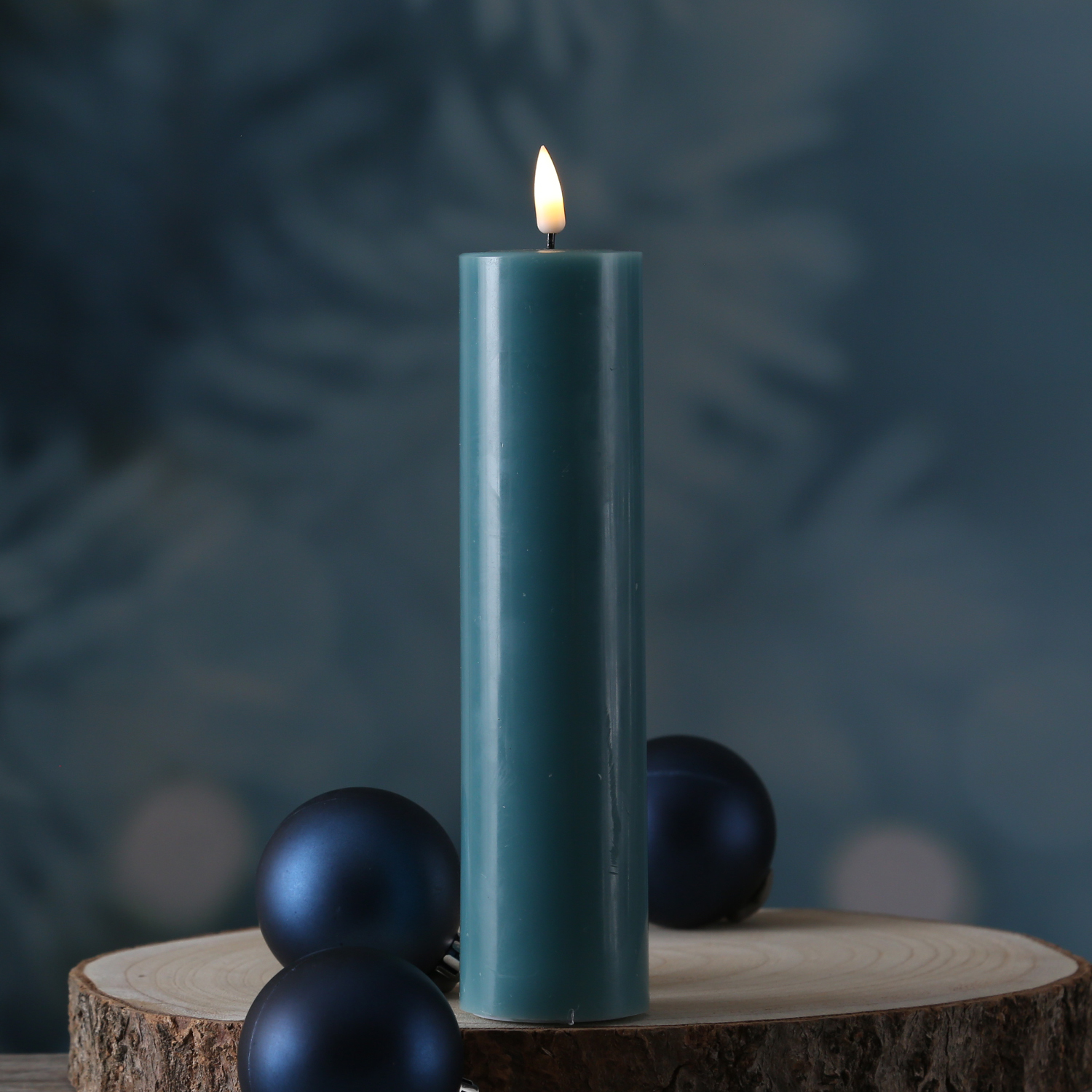 LED Stumpenkerze MIA - Echtwachs - realistische 3D Flamme - H: 20cm - D: 5cm - jadegrün LED Stumpenkerze MIA - Echtwachs - realistische 3D Flamme - H: 20cm - D: 5cm - jadegrün
