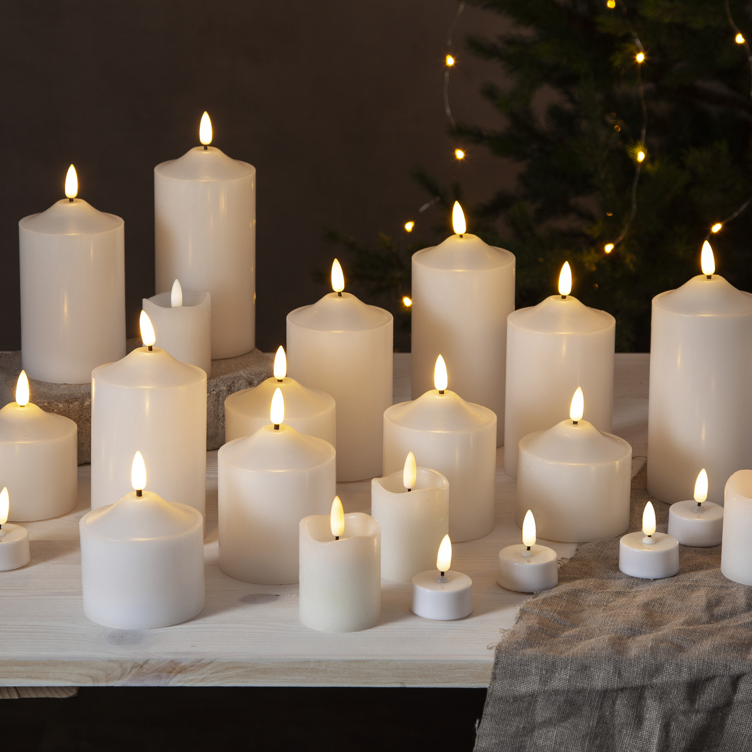 LED Stumpenkerze Flamme - Echtwachs - warmweiße 3D Flamme - H: 17cm - Batterie - Timer - weiß LED Stumpenkerze Flamme - Echtwachs - warmweiße 3D Flamme - H: 17cm - Batterie - Timer - weiß