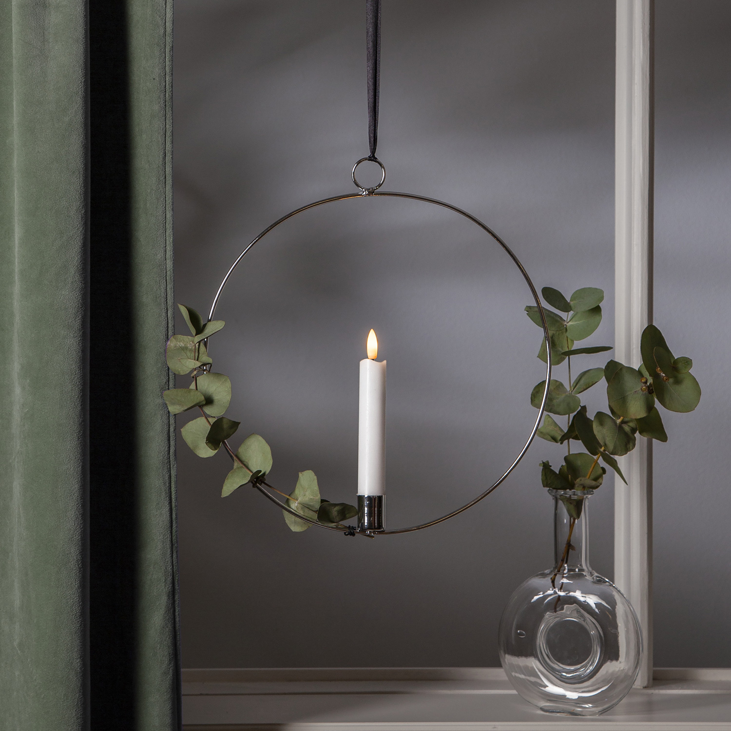 Dekoring mit LED Kerze Flamme - mit Aufhänger - D: 28,5cm - Timer - Batterie - silber Dekoring mit LED Kerze Flamme - mit Aufhänger - D: 28,5cm - Timer - Batterie - silber