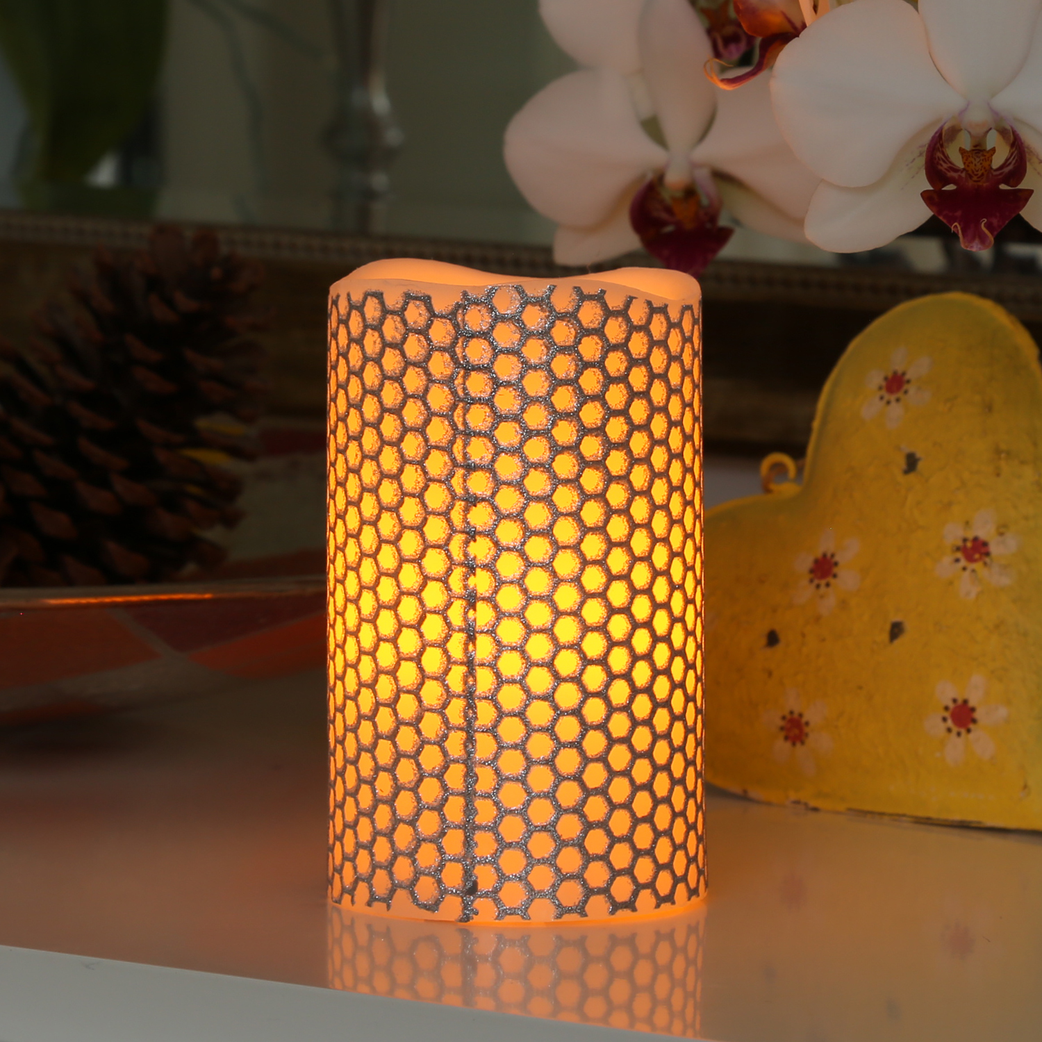 LED Kerze "Honey" - Echtwachs - gelbe LED Flamme - flackernd - D: 7,5cm, H: 12cm - silber/weiß LED Kerze "Honey" - Echtwachs - gelbe LED Flamme - flackernd - D: 7,5cm, H: 12cm - silber/weiß