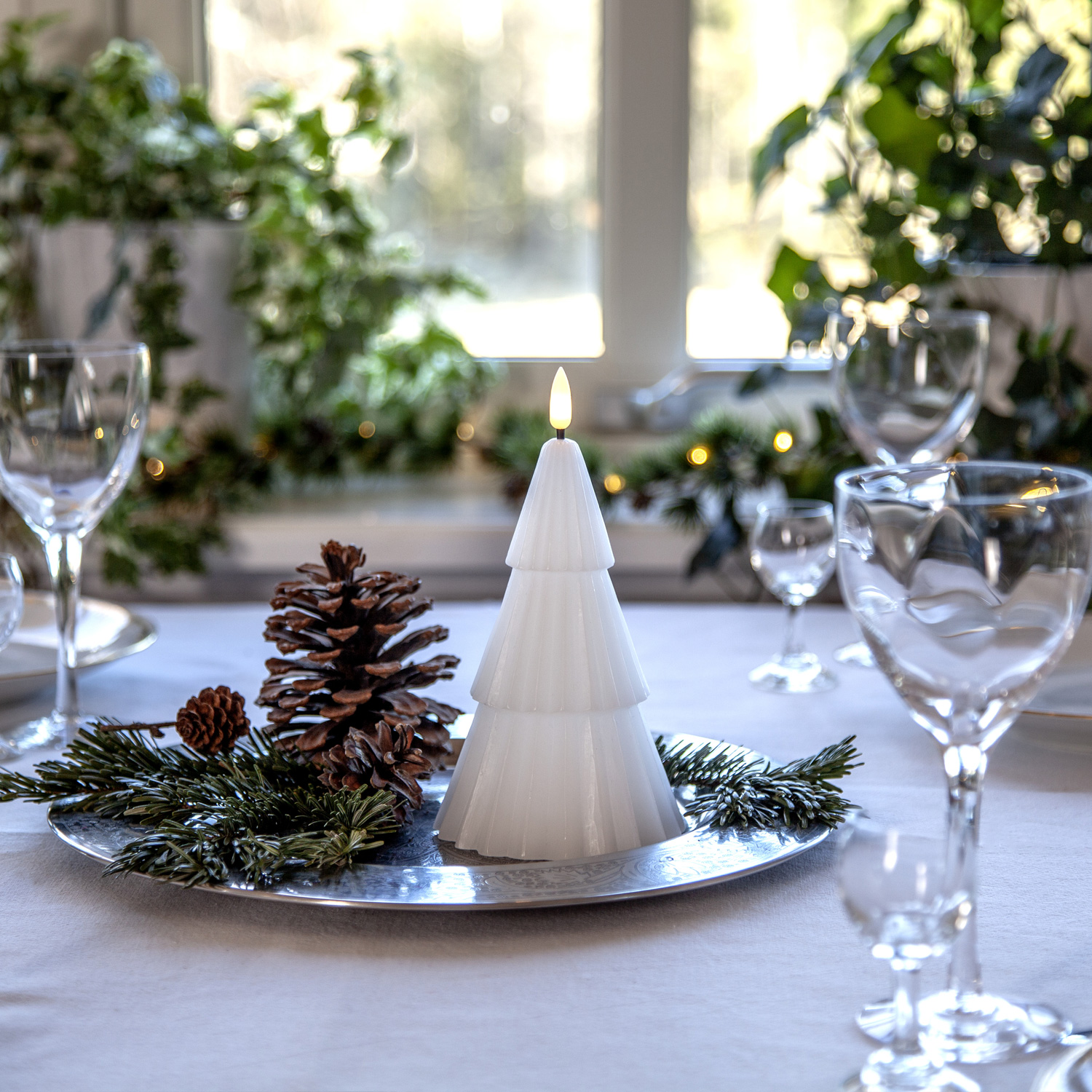 LED Kerze Tannenbaum - Echtwachs - warmweiße 3D Flamme - H: 18cm - Timer - weiß LED Kerze Tannenbaum - Echtwachs - warmweiße 3D Flamme - H: 18cm - Timer - weiß