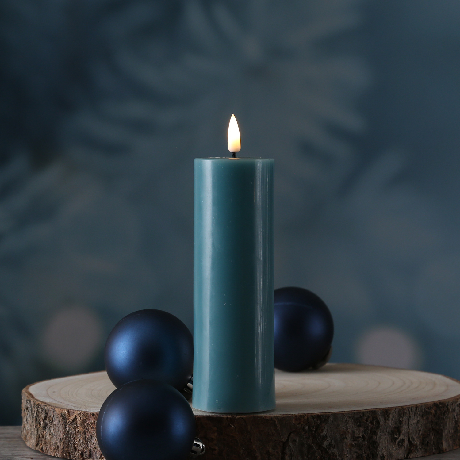 LED Stumpenkerze MIA - Echtwachs - realistische 3D Flamme - H: 15cm - D: 5cm - jadegrün LED Stumpenkerze MIA - Echtwachs - realistische 3D Flamme - H: 15cm - D: 5cm - jadegrün