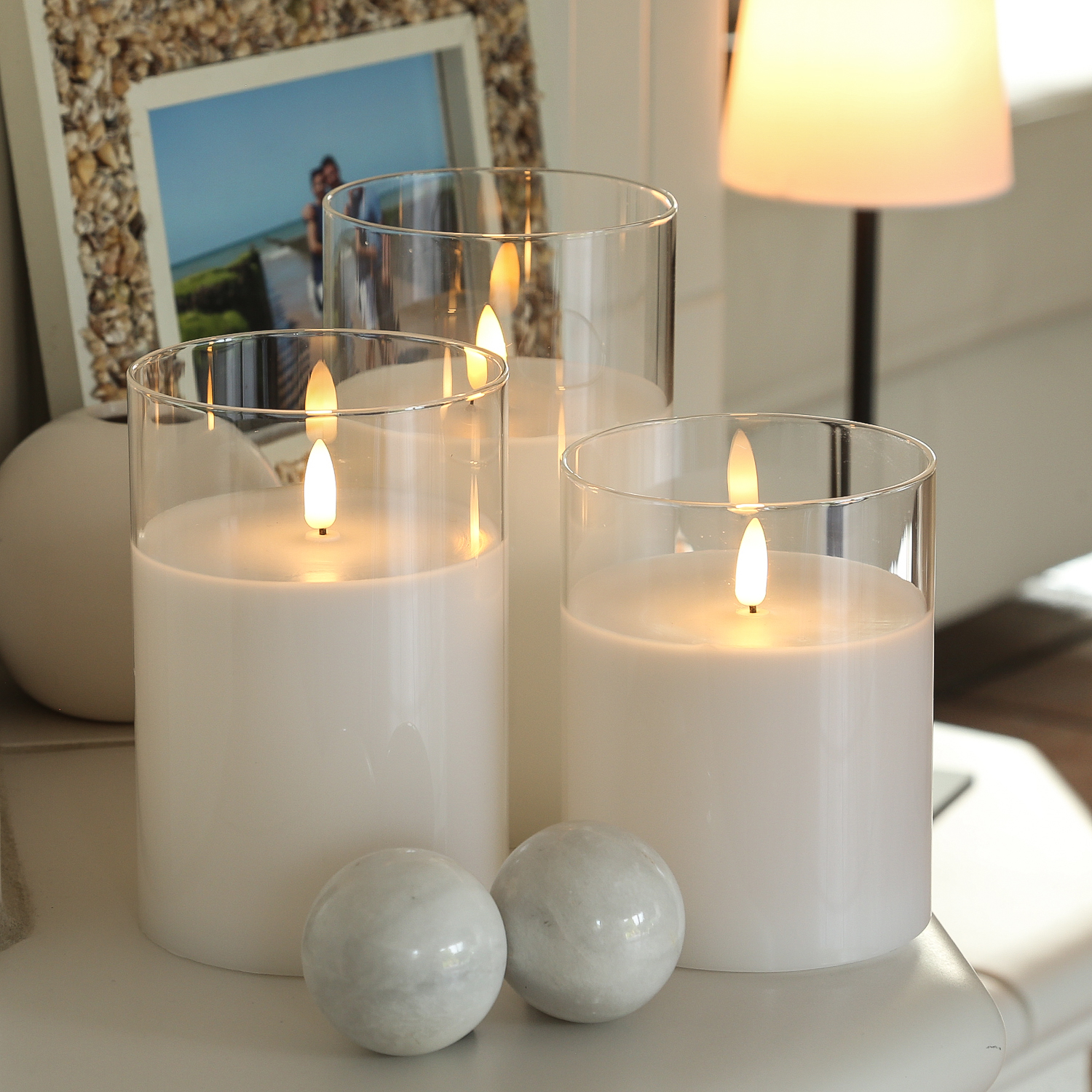 LED Kerze im Glas - Windlicht - Echtwachs - flackernde 3D Flamme - Timer - H: 12,5cm - D:10cm - weiß LED Kerze im Glas - Windlicht - Echtwachs - flackernde 3D Flamme - Timer - H: 12,5cm - D:10cm - weiß