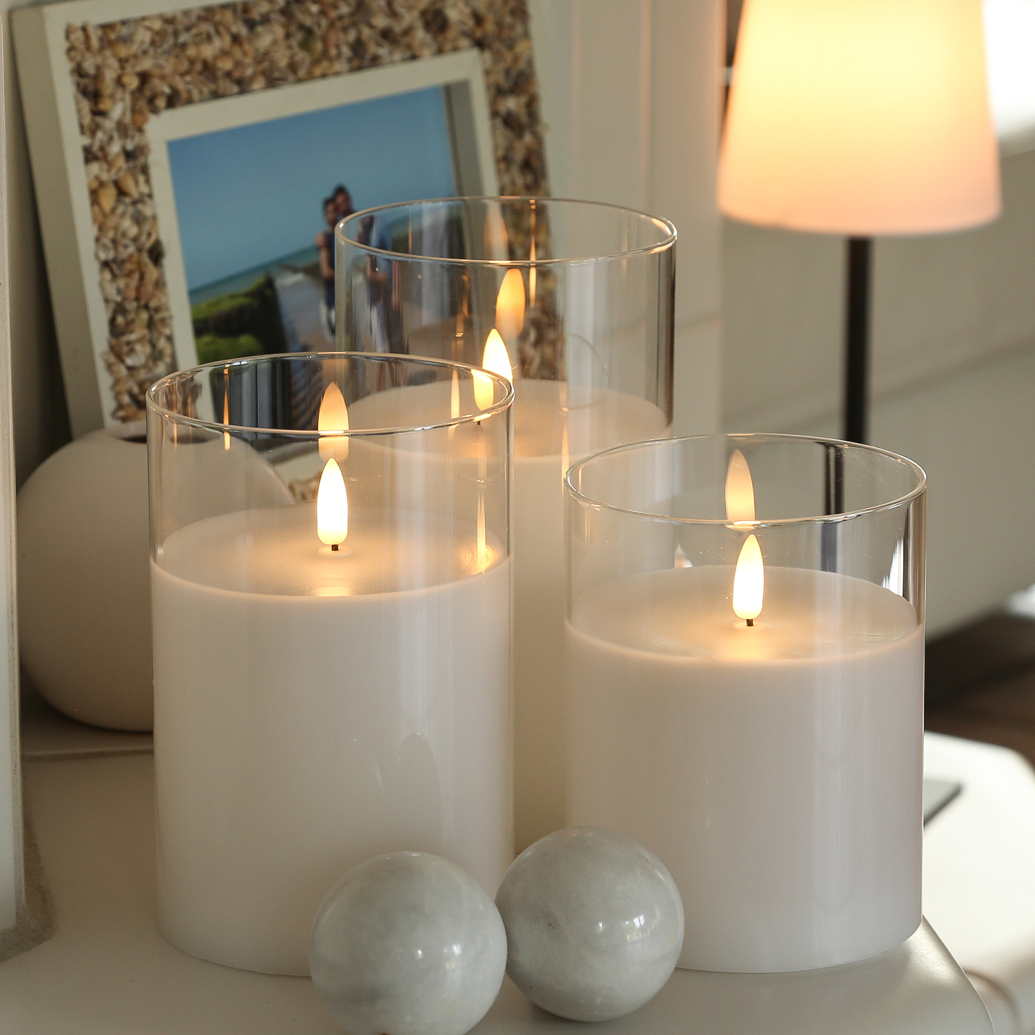 LED Kerze im Glas - Windlicht - Echtwachs - flackernde 3D Flamme - Timer - H: 15cm - D: 10cm - weiß LED Kerze im Glas - Windlicht - Echtwachs - flackernde 3D Flamme - Timer - H: 15cm - D: 10cm - weiß