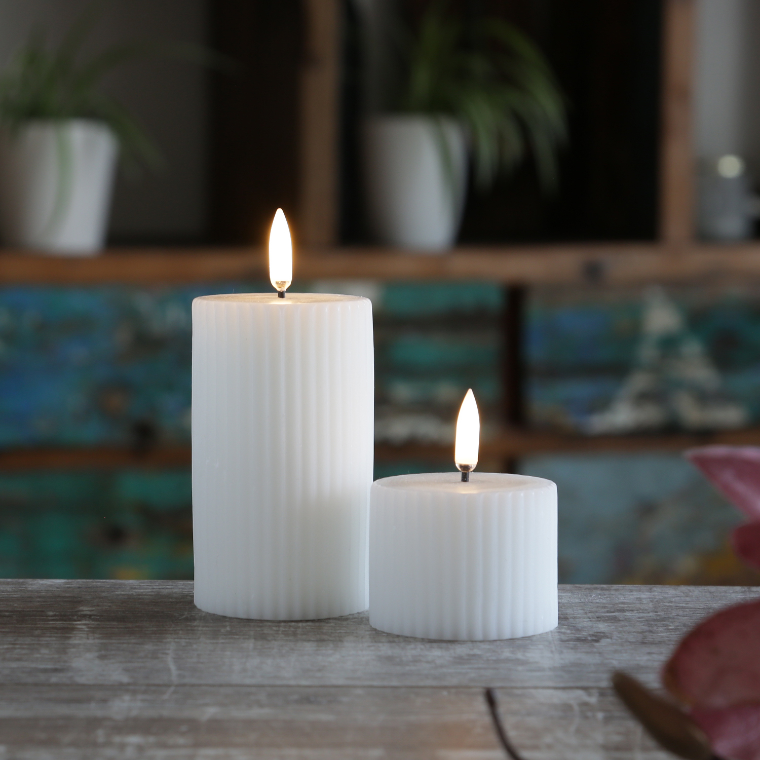 LED Kerze THEA - mit Rillen - Echtwachs - 3D Flamme - D: 5,8cm - H: 10,1cm - Timer - weiß LED Kerze THEA - mit Rillen - Echtwachs - 3D Flamme - D: 5,8cm - H: 10,1cm - Timer - weiß