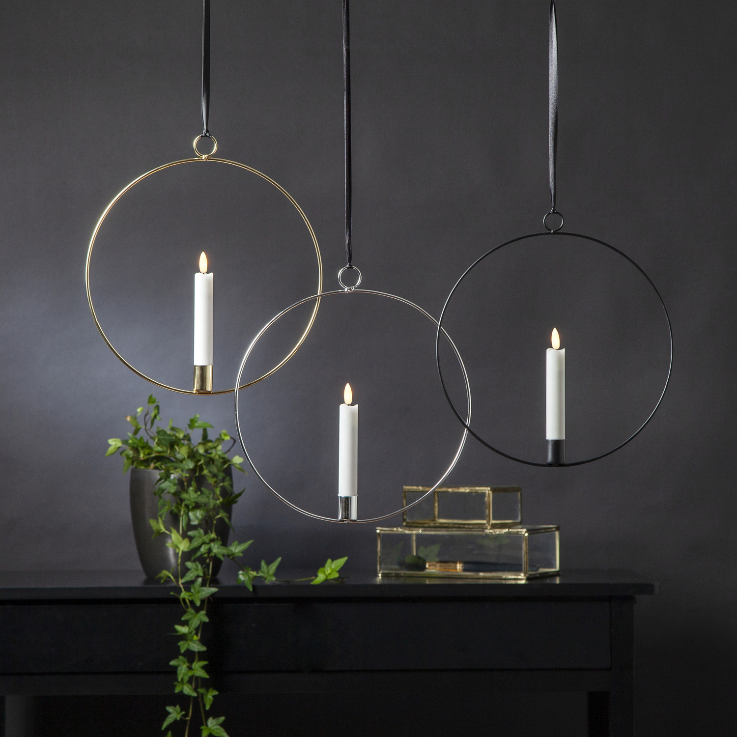 Dekoring mit LED Kerze Flamme - mit Aufhänger - D: 28,5cm - Timer - Batterie - silber Dekoring mit LED Kerze Flamme - mit Aufhänger - D: 28,5cm - Timer - Batterie - silber