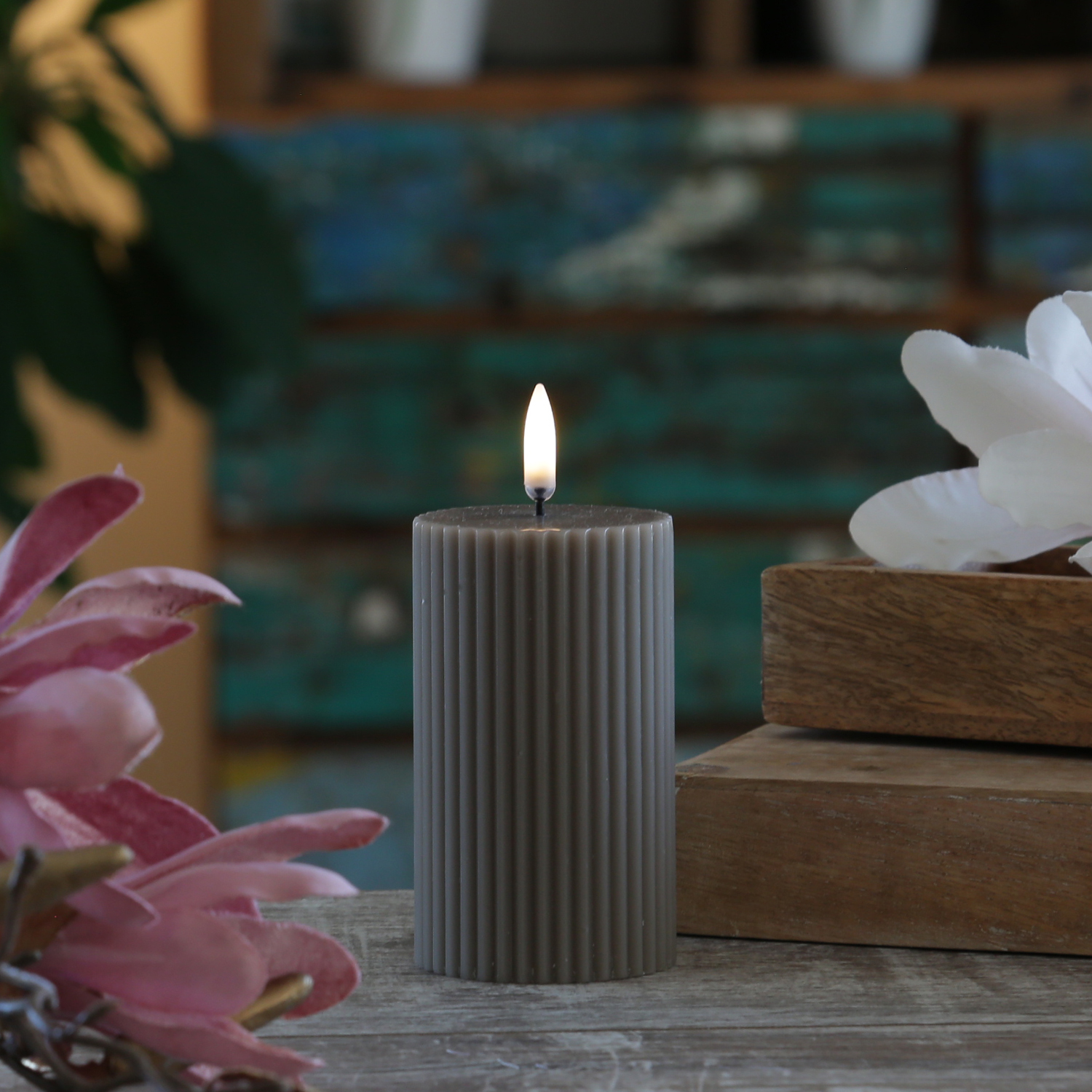 LED Kerze THEA - mit Rillen - Echtwachs - 3D Flamme - D: 5,8cm - H: 10,1cm - Timer - sand/taupe LED Kerze THEA - mit Rillen - Echtwachs - 3D Flamme - D: 5,8cm - H: 10,1cm - Timer - sand/taupe