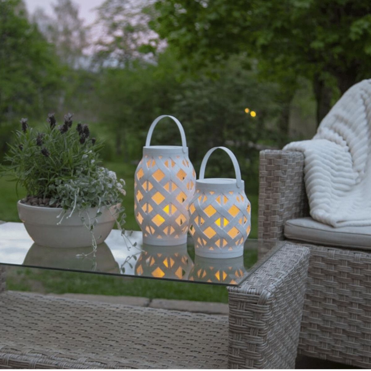 LED Laterne "Flame" - LED mit bewegtem Feuereffekt - H: 16cm, D: 14cm - Timer - weiß LED Laterne "Flame" - LED mit bewegtem Feuereffekt - H: 16cm, D: 14cm - Timer - weiß