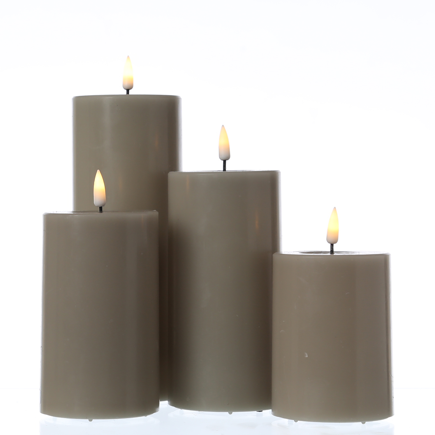LED Stumpenkerze MIA - Echtwachs - realistische 3D Flamme - H 20cm - D 7-5cm - sand/taupe LED Stumpenkerze MIA - Echtwachs - realistische 3D Flamme - H 20cm - D 7-5cm - sand/taupe