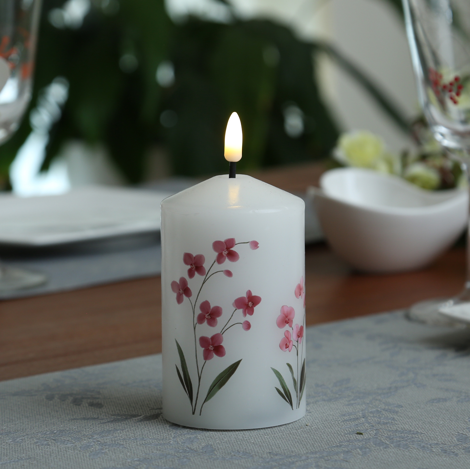LED Kerze mit Orchideen Motiv - Echtwachskerze mit Blumen Design - H: 14,5cm - D: 7cm - Timer