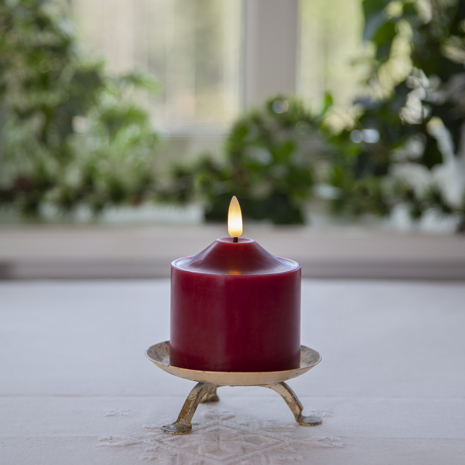 LED Stumpenkerze Flamme - Echtwachs - warmweiße 3D Flamme - H: 9,5cm - Batteriebetrieb - Timer - rot LED Stumpenkerze Flamme - Echtwachs - warmweiße 3D Flamme - H: 9,5cm - Batteriebetrieb - Timer - rot