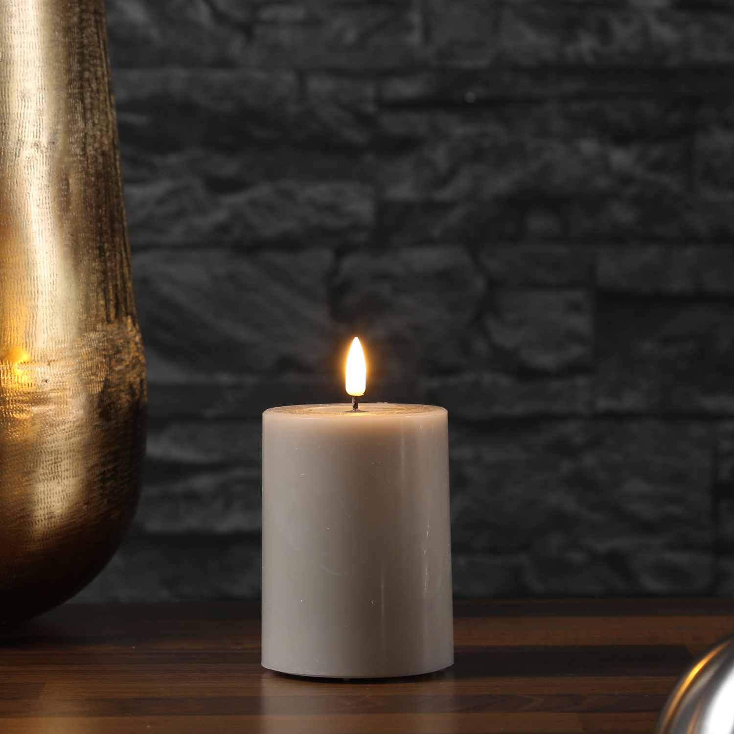 LED Stumpenkerze MIA - Echtwachs - realistische 3D Flamme - H: 10cm - D: 7,5cm - sand/taupe LED Stumpenkerze MIA - Echtwachs - realistische 3D Flamme - H: 10cm - D: 7,5cm - sand/taupe