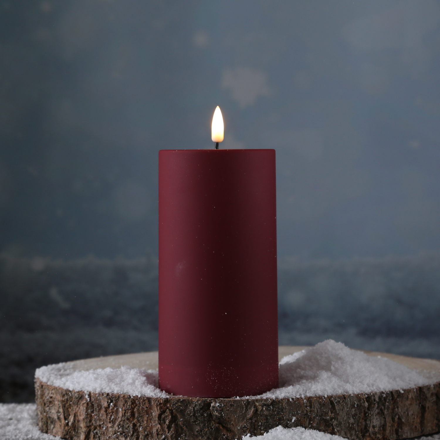 LED Stumpenkerze MIA - Kunststoff - realistische 3D Flamme - H: 15cm - f. Außen - bordeaux/dunkelrot LED Stumpenkerze MIA - Kunststoff - realistische 3D Flamme - H: 15cm - f. Außen - bordeaux/dunkelrot