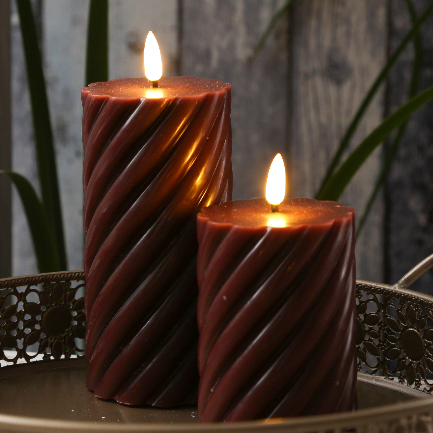 LED Stumpenkerze SWIRL - Echtwachs - warmweiße 3D Flamme - H: 17,5cm - Batterie - Timer - weinrot