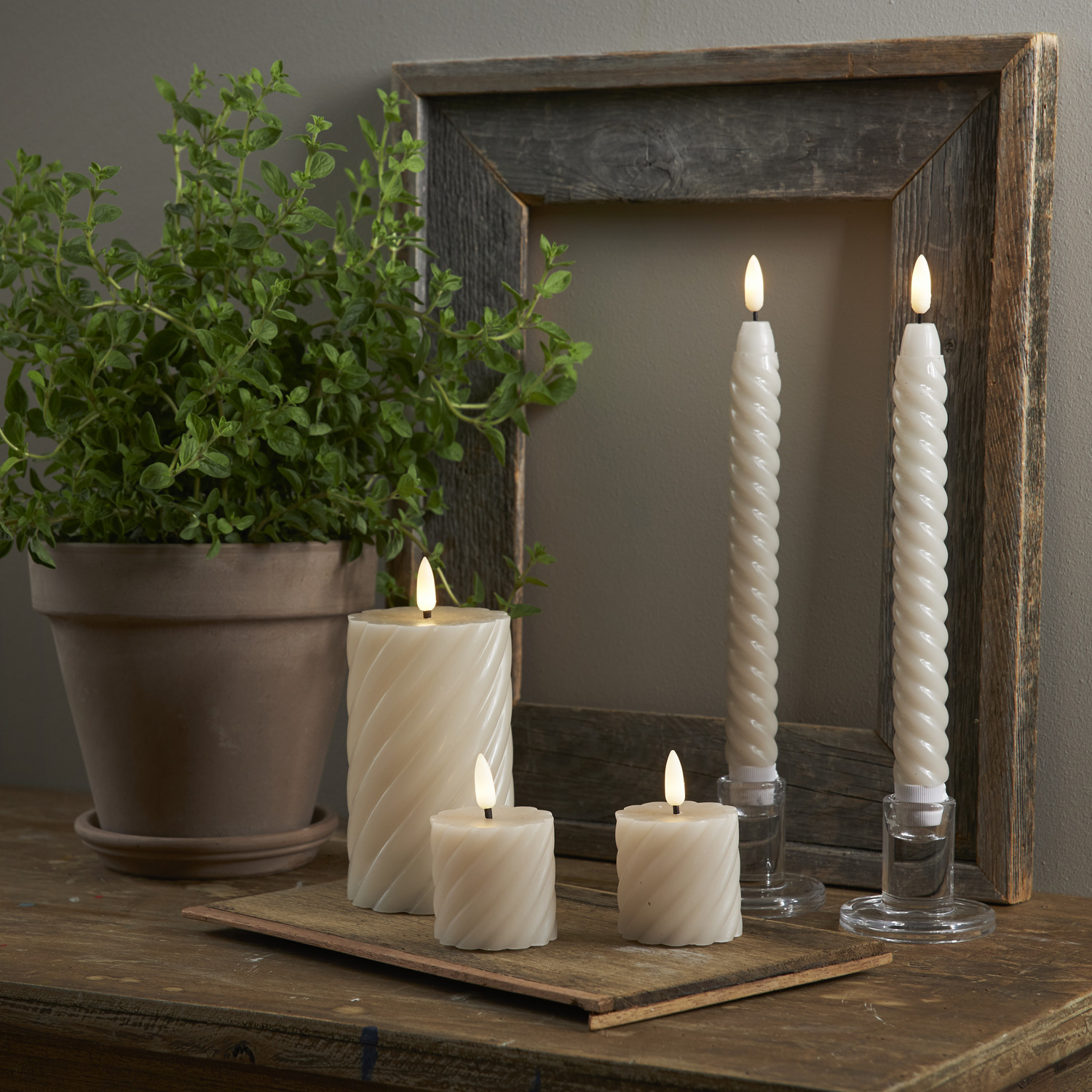 LED Stumpenkerze SWIRL - Echtwachs - warmweiße3D Flamme - 7,5cm - Batterie - Timer - beige - 2er Set