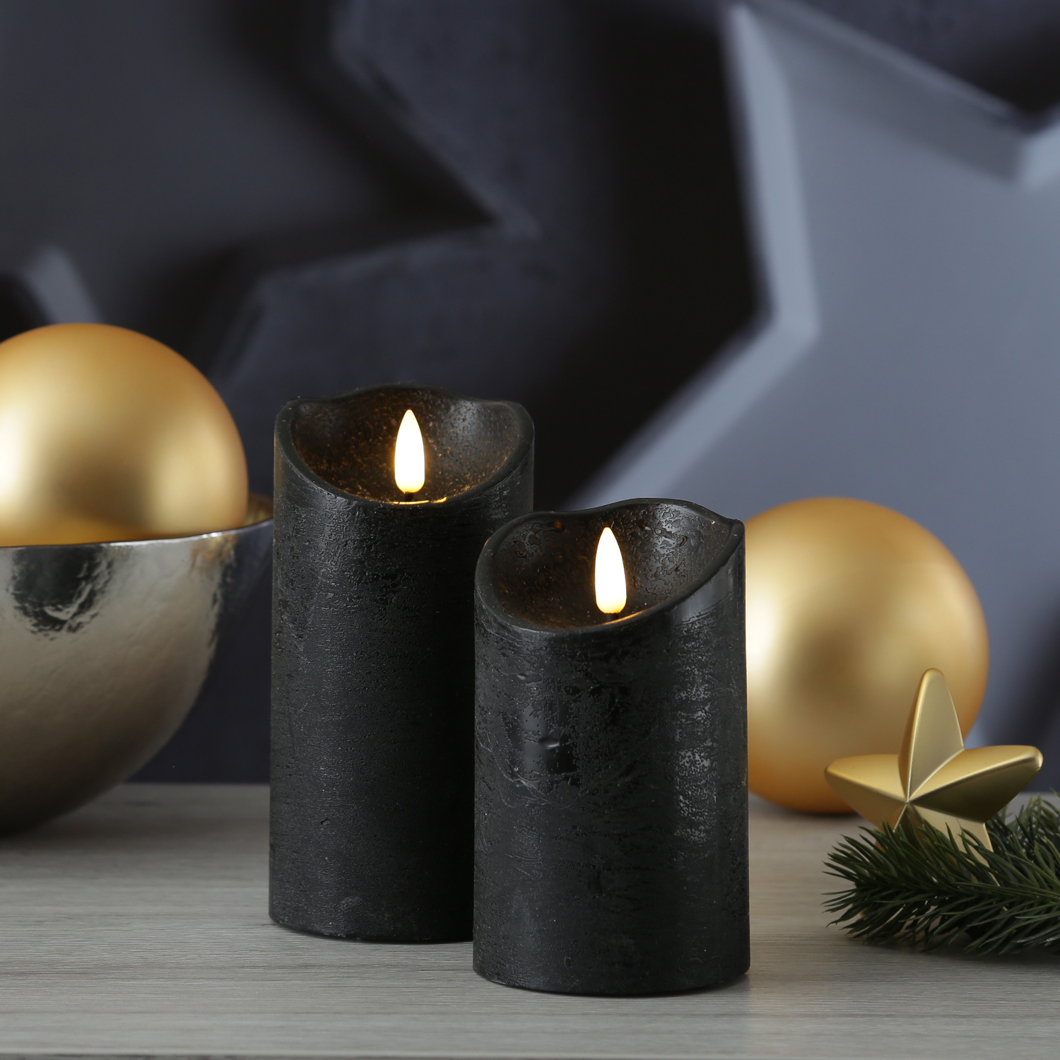 LED Stumpenkerze RUSTIC - Echtwachs - warmweisse 3D Flamme - H- 12-5cm - Batterie - Timer - schwarz LED Stumpenkerze RUSTIC - Echtwachs - warmweisse 3D Flamme - H- 12-5cm - Batterie - Timer - schwarz