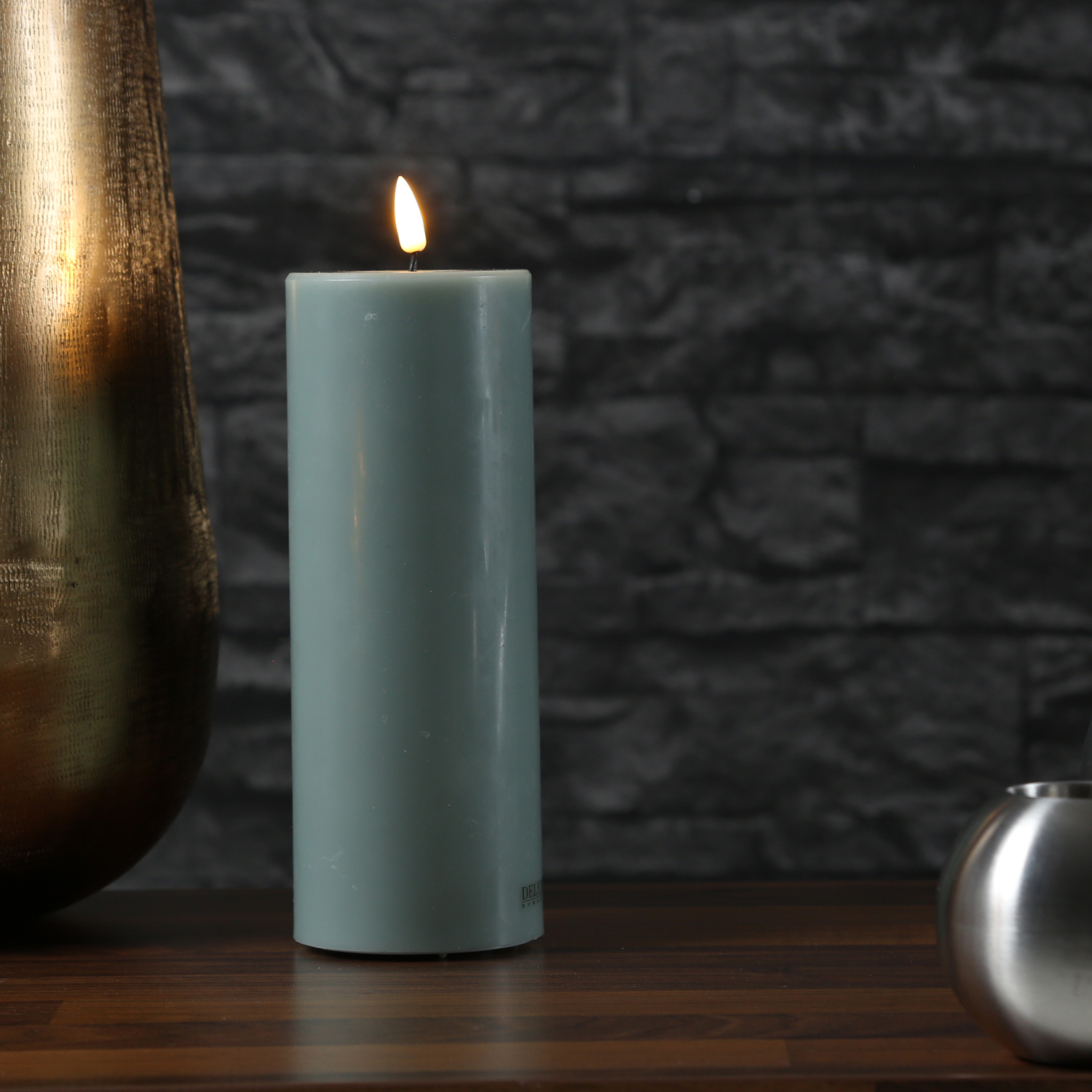 LED Stumpenkerze MIA - Echtwachs - realistische 3D Flamme - H: 20cm - D: 7,5cm - salbeigrün LED Stumpenkerze MIA - Echtwachs - realistische 3D Flamme - H: 20cm - D: 7,5cm - salbeigrün
