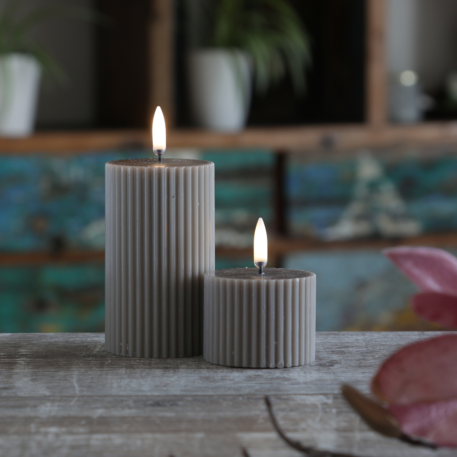 LED Kerze THEA - mit Rillen - Echtwachs - 3D Flamme - D: 5,8cm - H: 10,1cm - Timer - sand/taupe