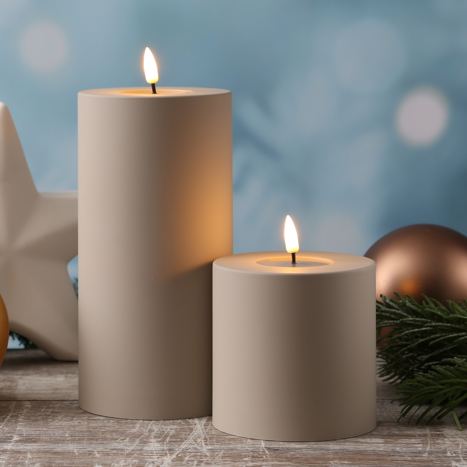 LED Stumpenkerze MIA - Kunststoff - realistische 3D Flamme - H: 20cm - D: 10cm - für Außen - sand LED Stumpenkerze MIA - Kunststoff - realistische 3D Flamme - H: 20cm - D: 10cm - für Außen - sand