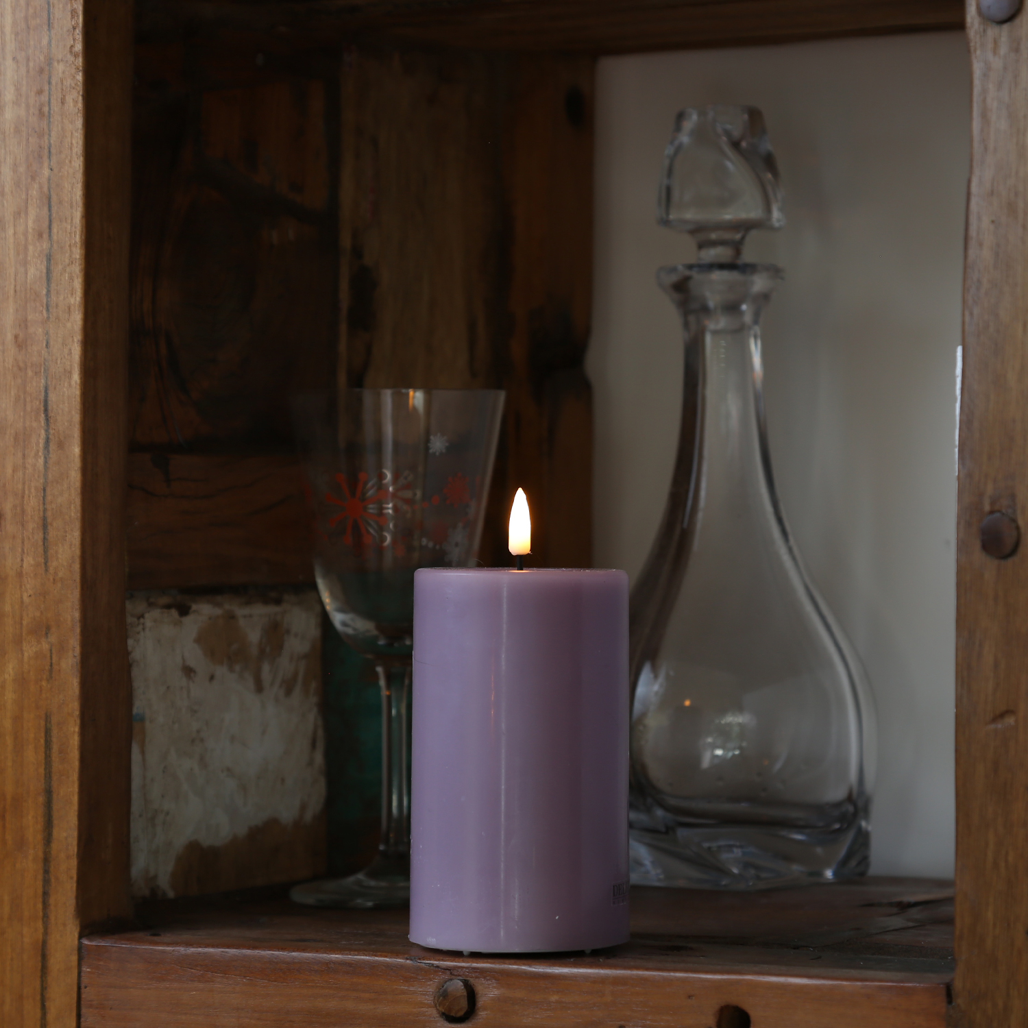 LED Stumpenkerze MIA - Echtwachs - realistische 3D Flamme - H: 12,5cm - Batteriebetrieb - flieder LED Stumpenkerze MIA - Echtwachs - realistische 3D Flamme - H: 12,5cm - Batteriebetrieb - flieder