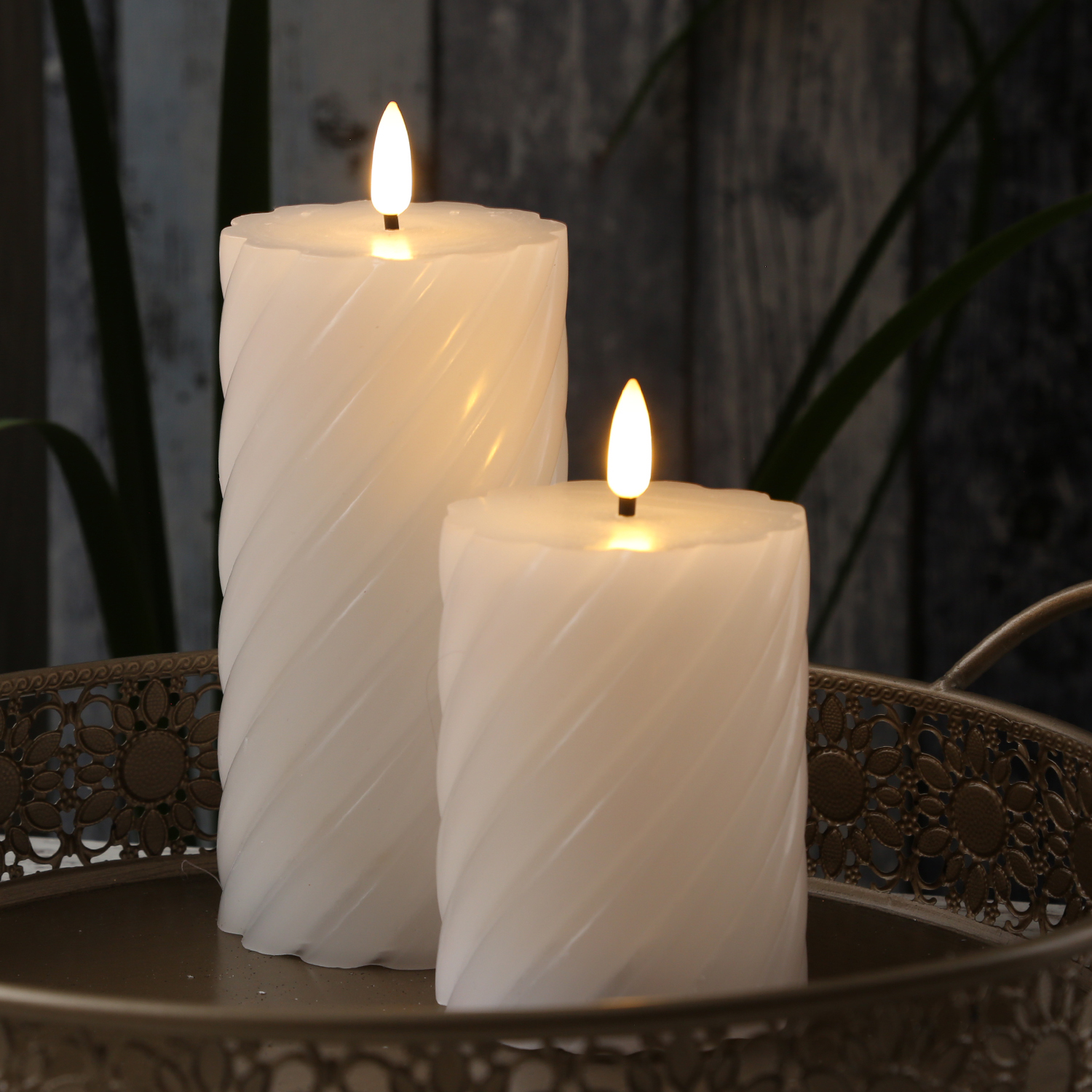 LED Stumpenkerze SWIRL - Echtwachs - warmweiße 3D Flamme - H: 17,5cm - Batterie - Timer - weiß LED Stumpenkerze SWIRL - Echtwachs - warmweiße 3D Flamme - H: 17,5cm - Batterie - Timer - weiß