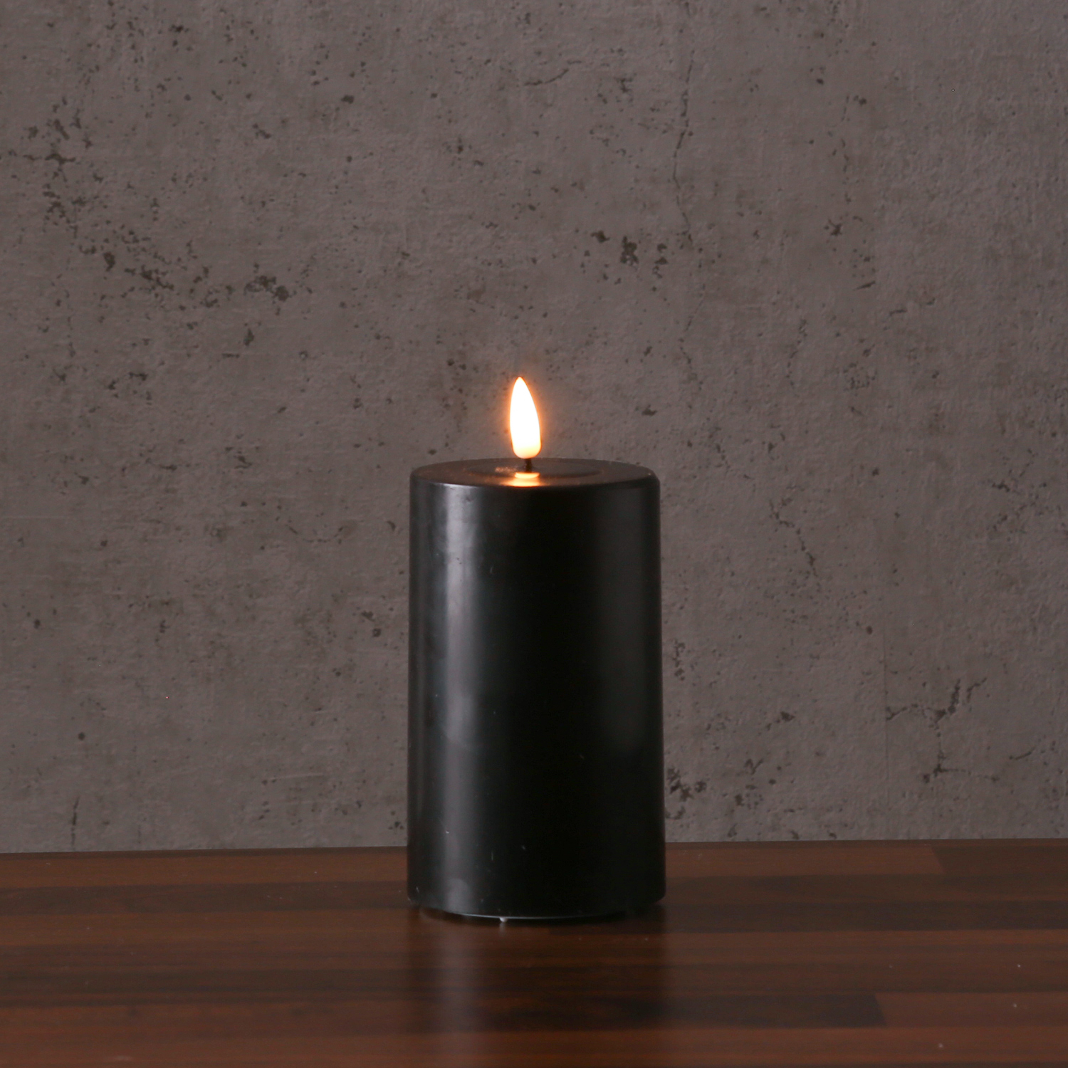 LED Stumpenkerze MIA - Echtwachs - realistische 3D Flamme - H: 15cm - Batteriebetrieb - schwarz LED Stumpenkerze MIA - Echtwachs - realistische 3D Flamme - H: 15cm - Batteriebetrieb - schwarz