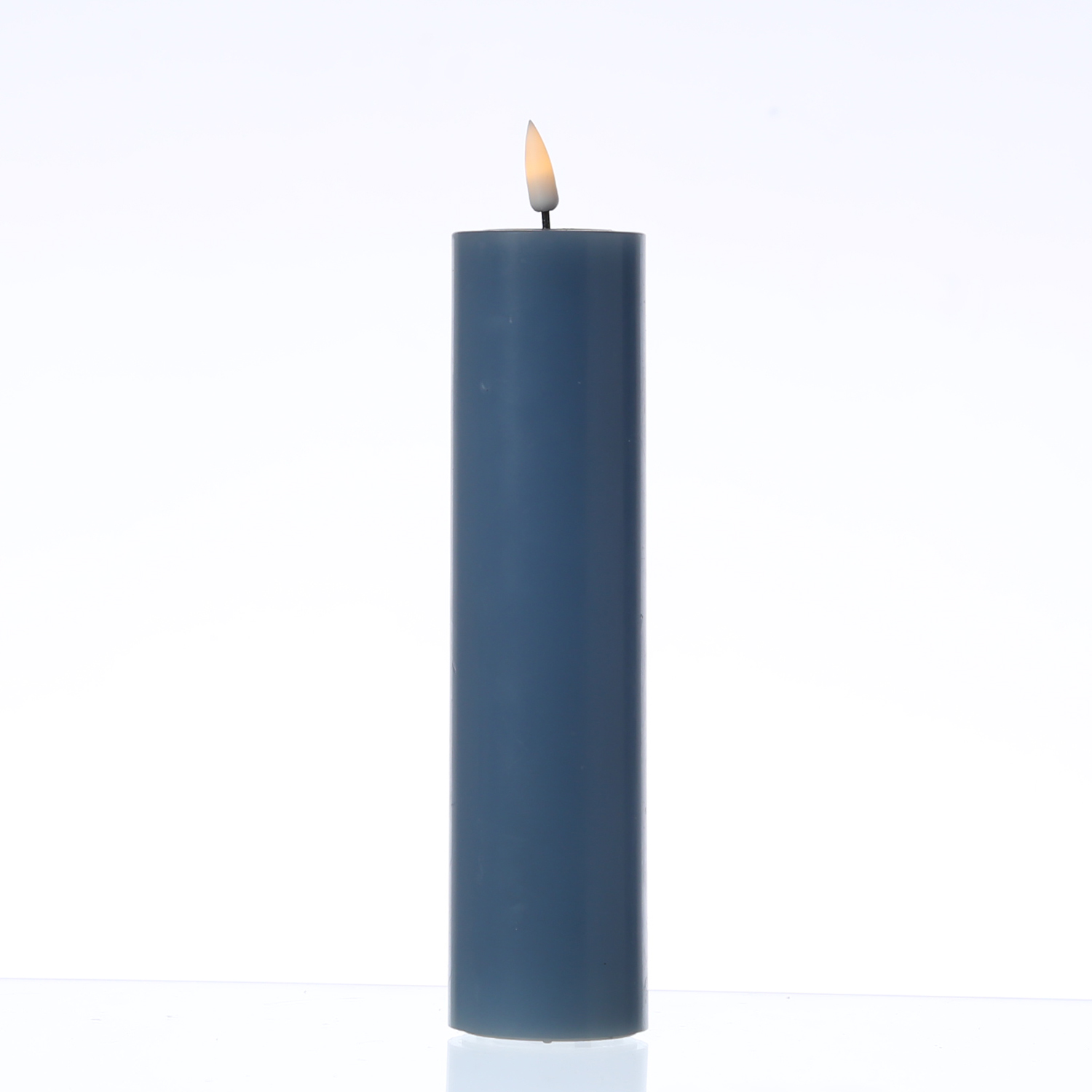 LED Stumpenkerze MIA - Echtwachs - realistische 3D Flamme - H: 20cm - D: 5cm - eisblau LED Stumpenkerze MIA - Echtwachs - realistische 3D Flamme - H: 20cm - D: 5cm - eisblau