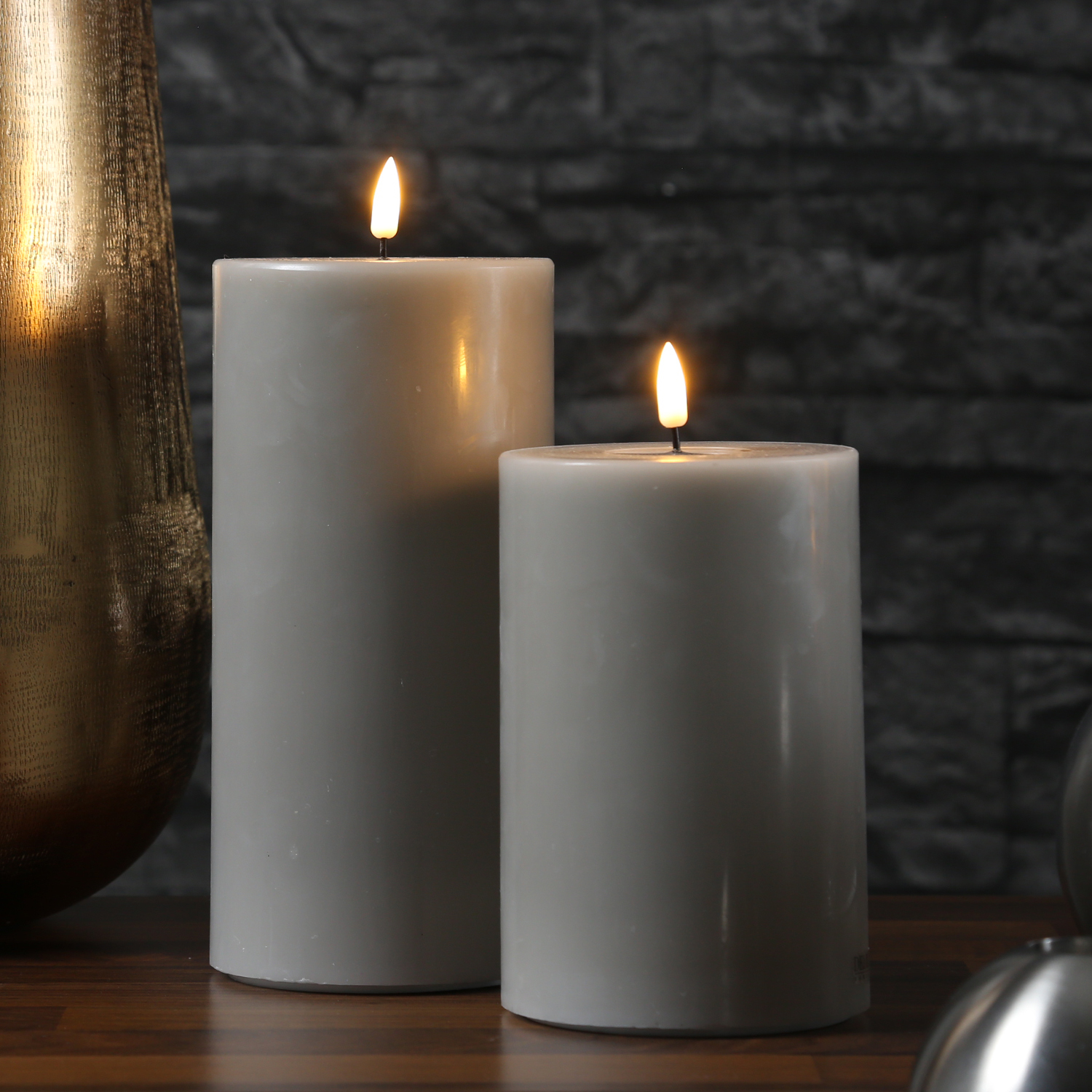 LED Stumpenkerze MIA - Echtwachs - realistische 3D Flamme - H- 15cm - D- 10cm - sand-taupe LED Stumpenkerze MIA - Echtwachs - realistische 3D Flamme - H- 15cm - D- 10cm - sand-taupe