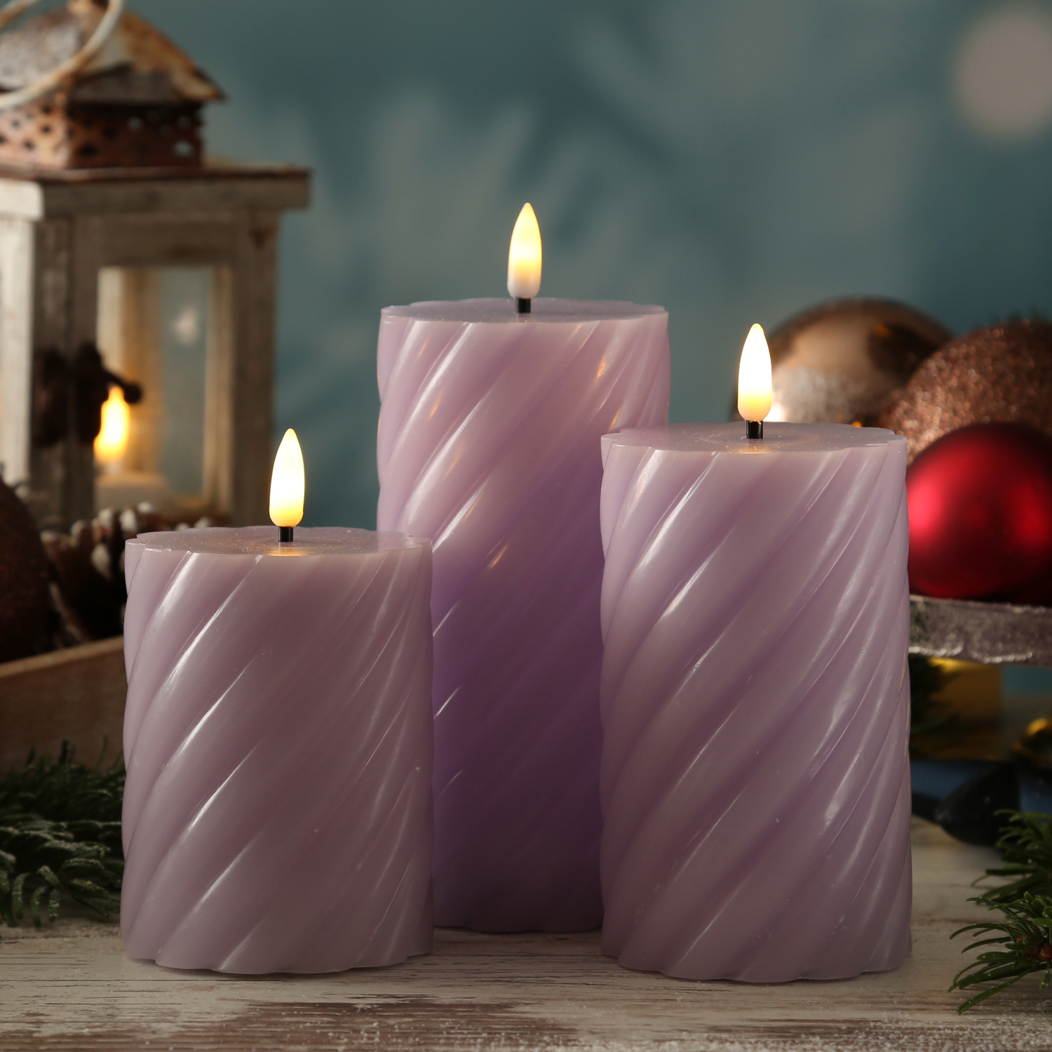 LED Stumpenkerze SWIRL - Echtwachs - warmweiße 3D Flamme - H: 12,5cm - Batterie - Timer - flieder LED Stumpenkerze SWIRL - Echtwachs - warmweiße 3D Flamme - H: 12,5cm - Batterie - Timer - flieder