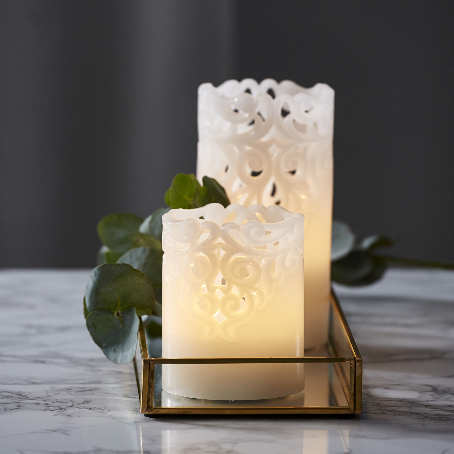 LED Stumpenkerze "Clary" - Echtwachs - Spitzenmuster - warmweiße Flamme - H: 15cm - Timer - weiß LED Stumpenkerze "Clary" - Echtwachs - Spitzenmuster - warmweiße Flamme - H: 15cm - Timer - weiß