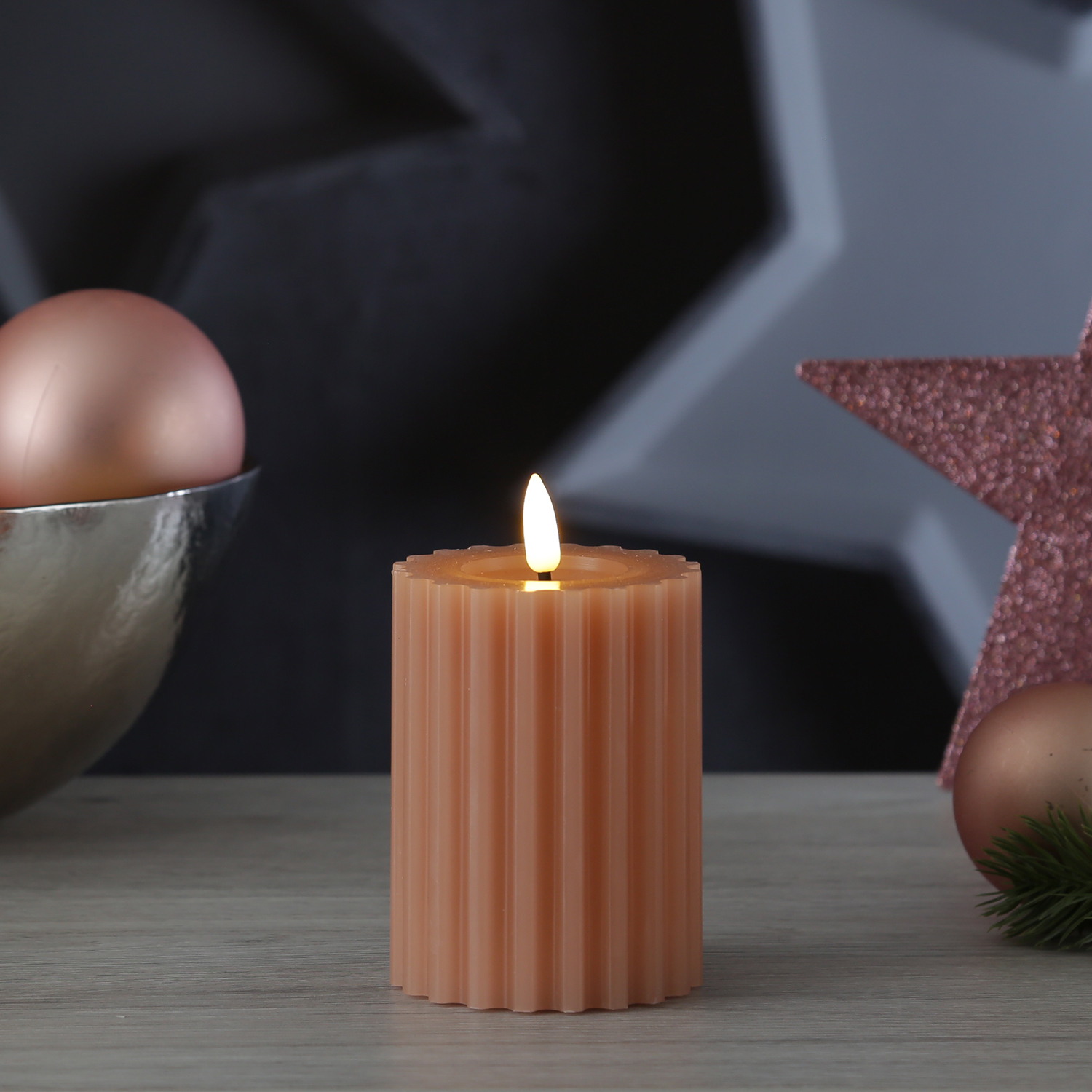 LED Kerze LIV - gerillt - Echtwachs - warmweiße 3D Flamme - H: 12cm - D: 7,5cm - Timer - altrosa LED Kerze LIV - gerillt - Echtwachs - warmweiße 3D Flamme - H: 12cm - D: 7,5cm - Timer - altrosa