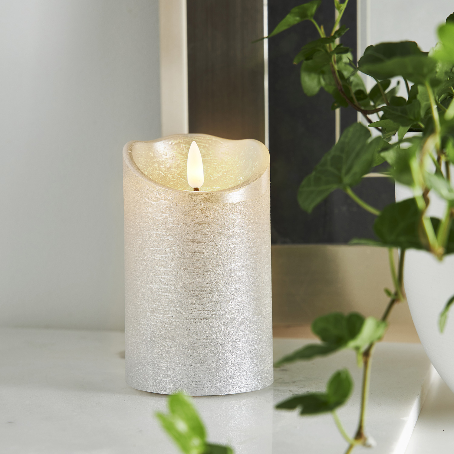 LED Stumpenkerze RUSTIC - Echtwachs - warmweiße 3D Flamme - H: 12,5cm - Batterie - Timer - silber LED Stumpenkerze RUSTIC - Echtwachs - warmweiße 3D Flamme - H: 12,5cm - Batterie - Timer - silber