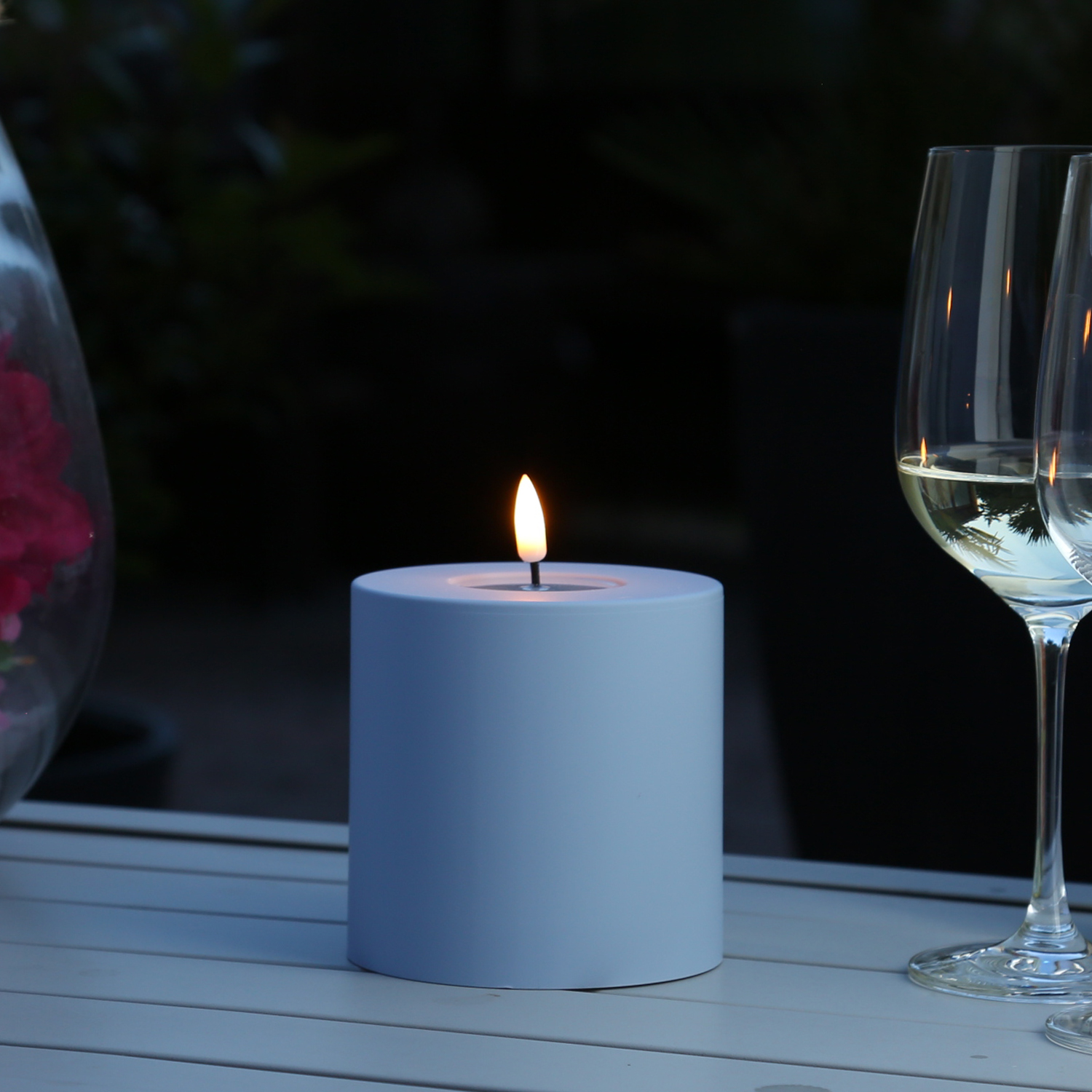LED Stumpenkerze MIA - Kunststoff - realistische 3D Flamme - H: 10cm - f. Außen - pastellblau LED Stumpenkerze MIA - Kunststoff - realistische 3D Flamme - H: 10cm - f. Außen - pastellblau