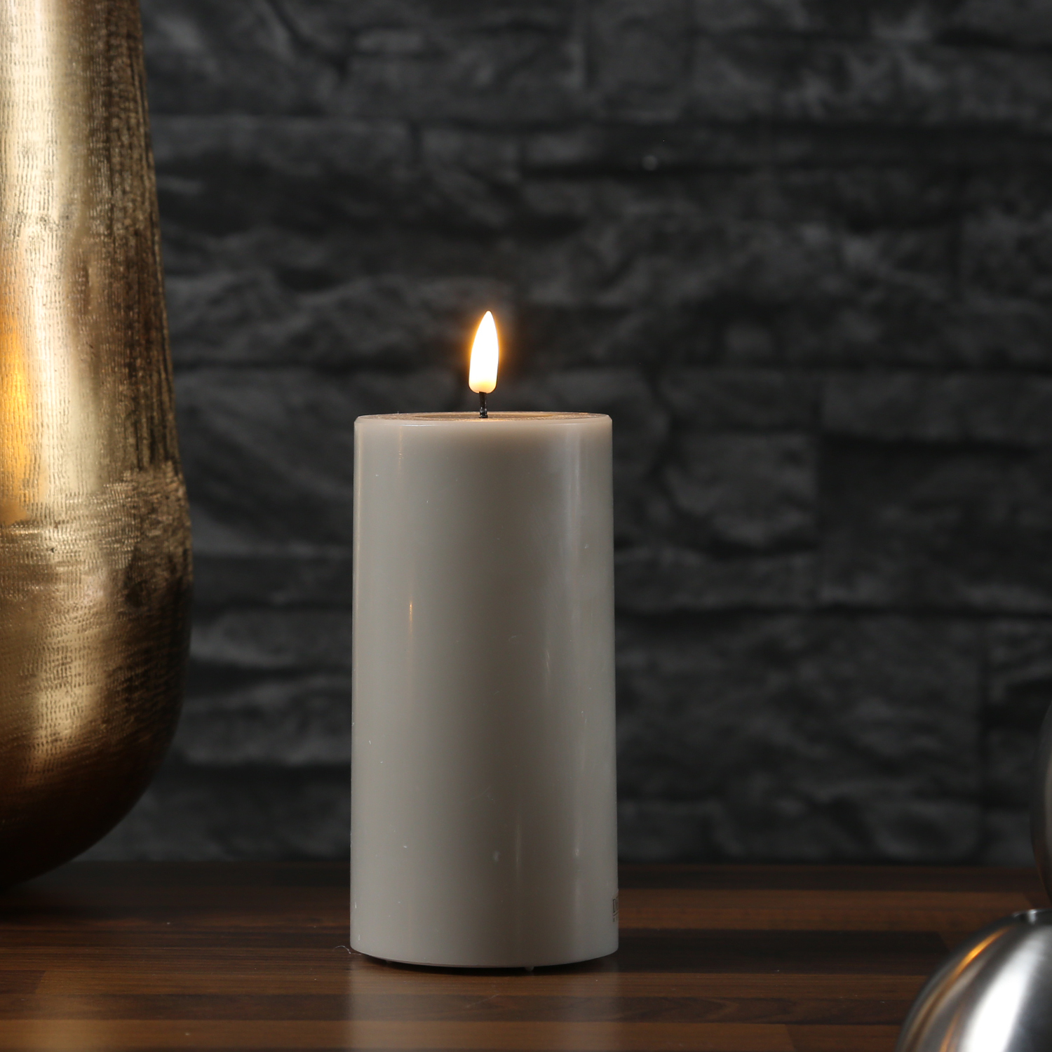 LED Stumpenkerze MIA - Echtwachs - realistische 3D Flamme - H: 15cm - D: 7,5cm - sand/taupe LED Stumpenkerze MIA - Echtwachs - realistische 3D Flamme - H: 15cm - D: 7,5cm - sand/taupe