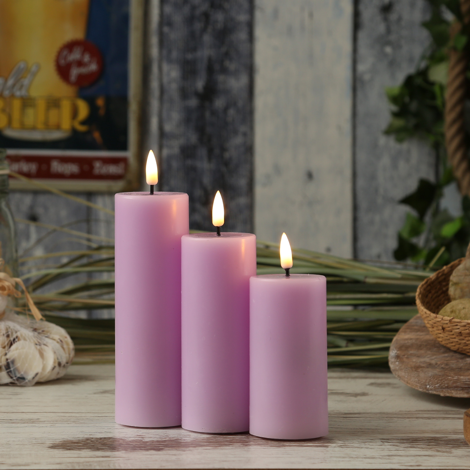 LED Stumpenkerze MIA - Echtwachs - realistische 3D Flamme - H: 12,5cm - D: 5cm - lavendel