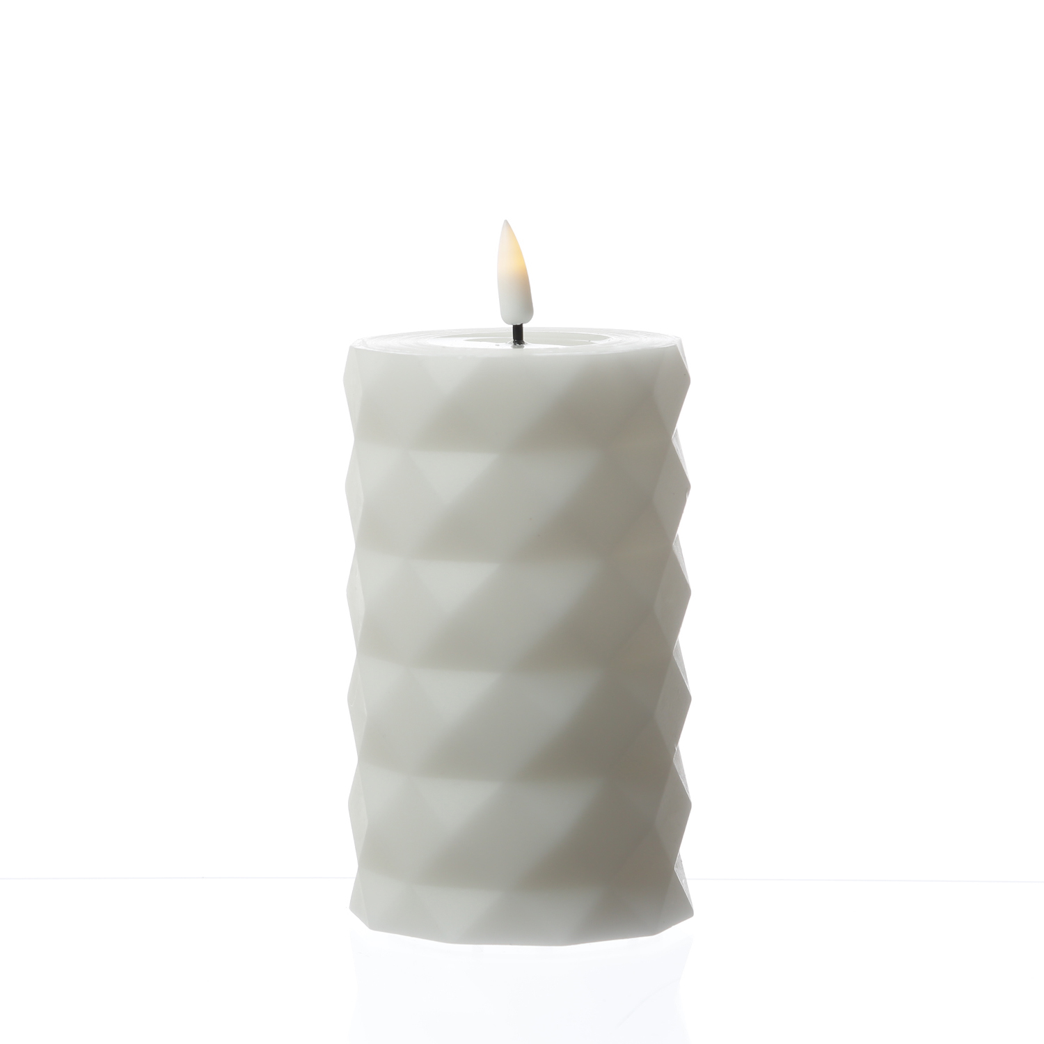 LED Stumpenkerze MIA - Rautenmuster - Echtwachs - 3D Flamme - H: 12,5cm - D: 7,5cm - weiß LED Stumpenkerze MIA - Rautenmuster - Echtwachs - 3D Flamme - H: 12,5cm - D: 7,5cm - weiß