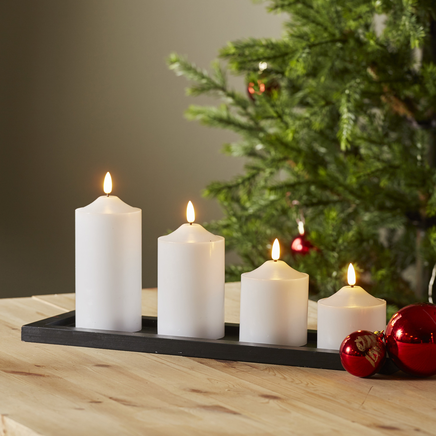 LED Stumpenkerze Flamme - Echtwachs - warmweiße 3D Flamme - H: 15cm - Batterie - Timer - weiß LED Stumpenkerze Flamme - Echtwachs - warmweiße 3D Flamme - H: 15cm - Batterie - Timer - weiß