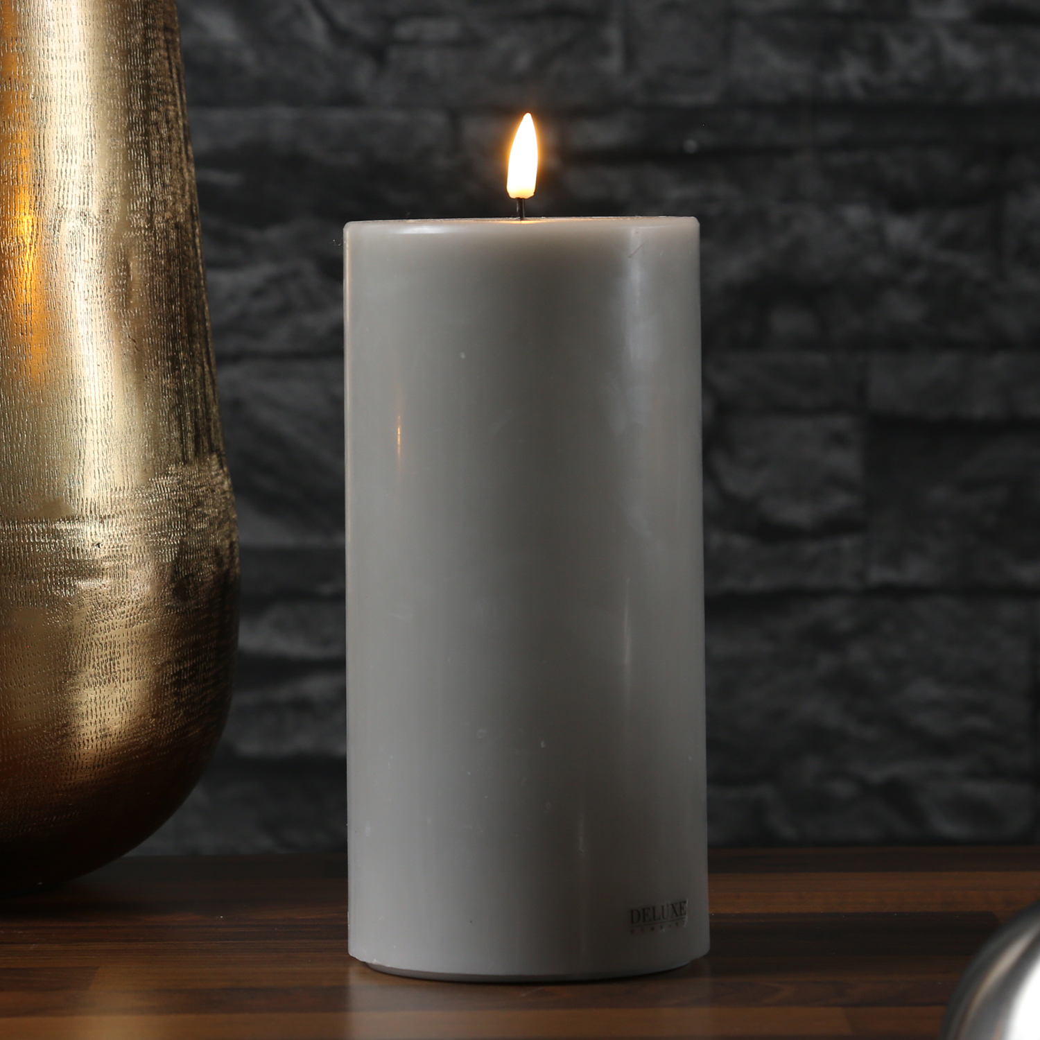 LED Stumpenkerze MIA - Echtwachs - realistische 3D Flamme - H: 20cm - D: 10cm - sand/taupe LED Stumpenkerze MIA - Echtwachs - realistische 3D Flamme - H: 20cm - D: 10cm - sand/taupe