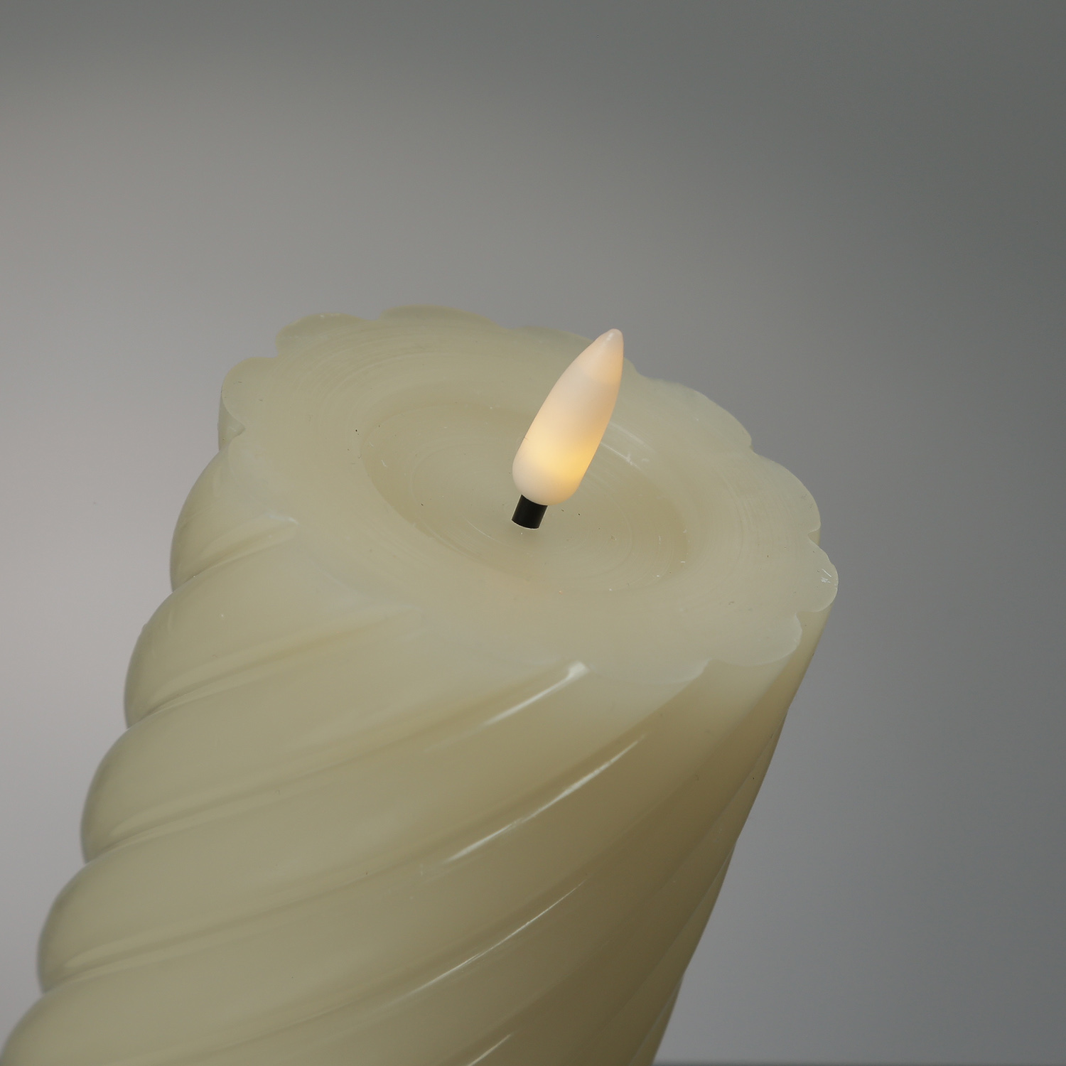 LED Stumpenkerze TWIST - Echtwachs - warmweiße 3D Flamme - H: 12,5cm - Batterie - Timer - creme