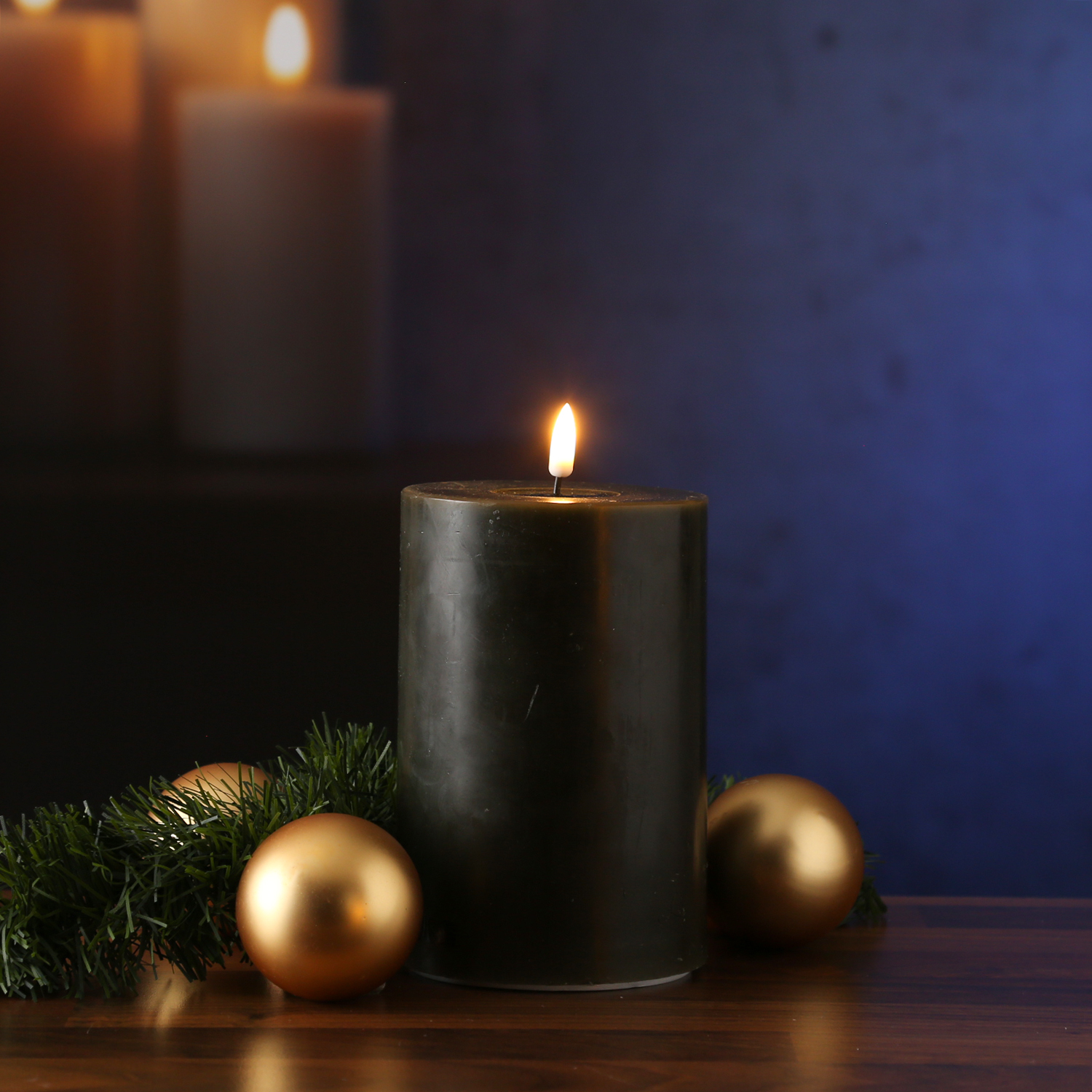 LED Stumpenkerze MIA - Echtwachs - realistische 3D Flamme - H: 15cm - D: 10cm - dunkelgrün LED Stumpenkerze MIA - Echtwachs - realistische 3D Flamme - H: 15cm - D: 10cm - dunkelgrün